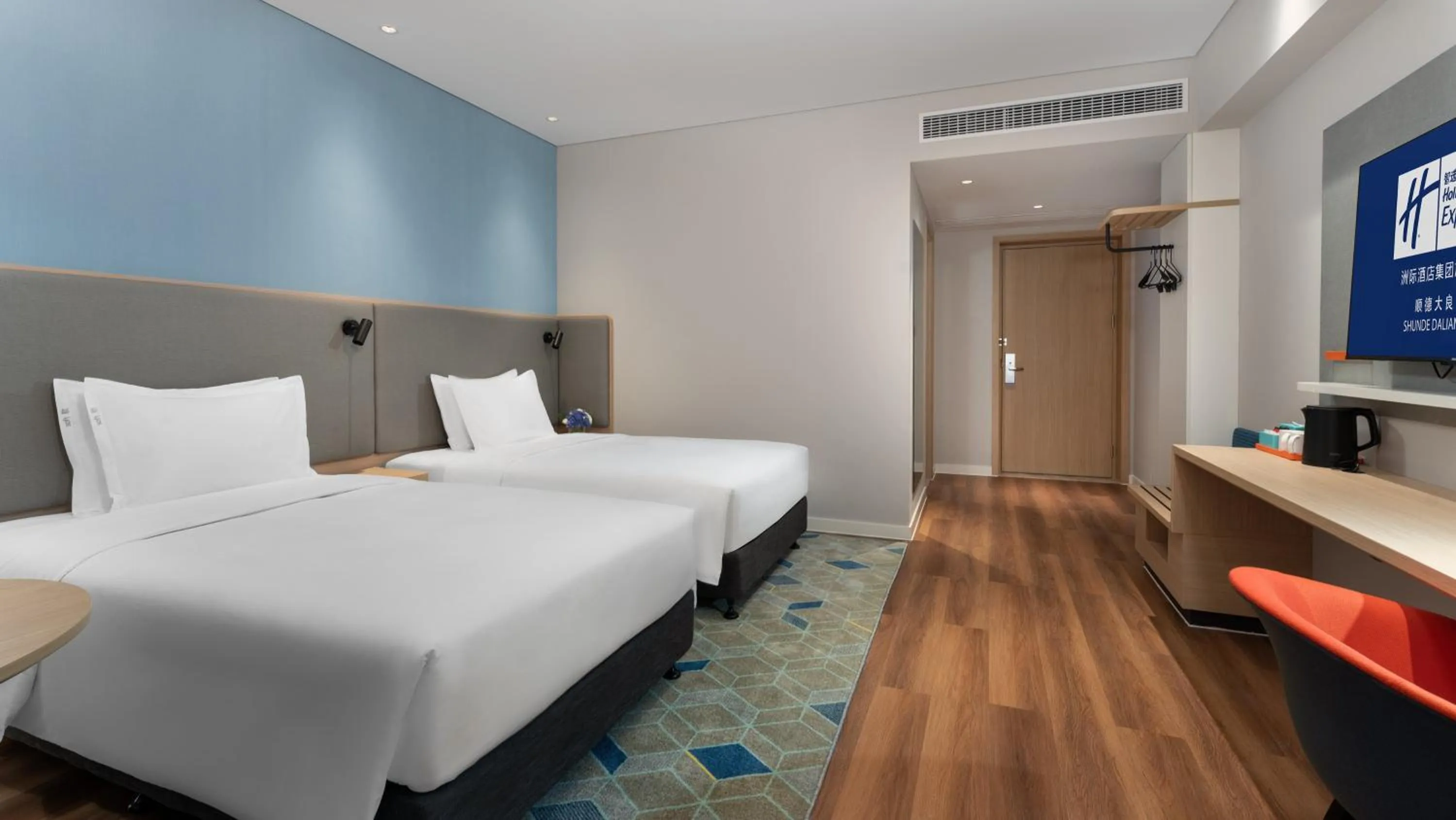 Photo of the whole room, Bed in Holiday Inn Express Shunde Daliang by IHG