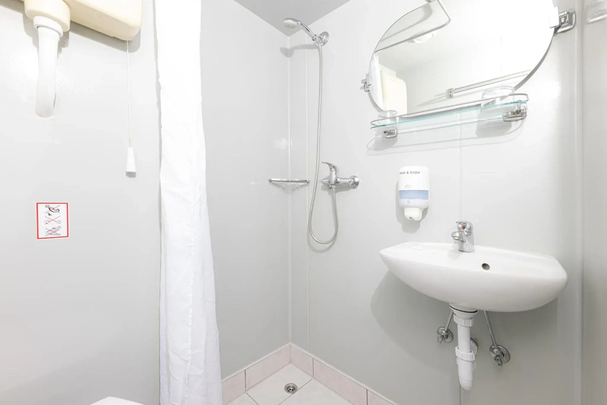 Shower, Bathroom in Fortuna Boat Hotel