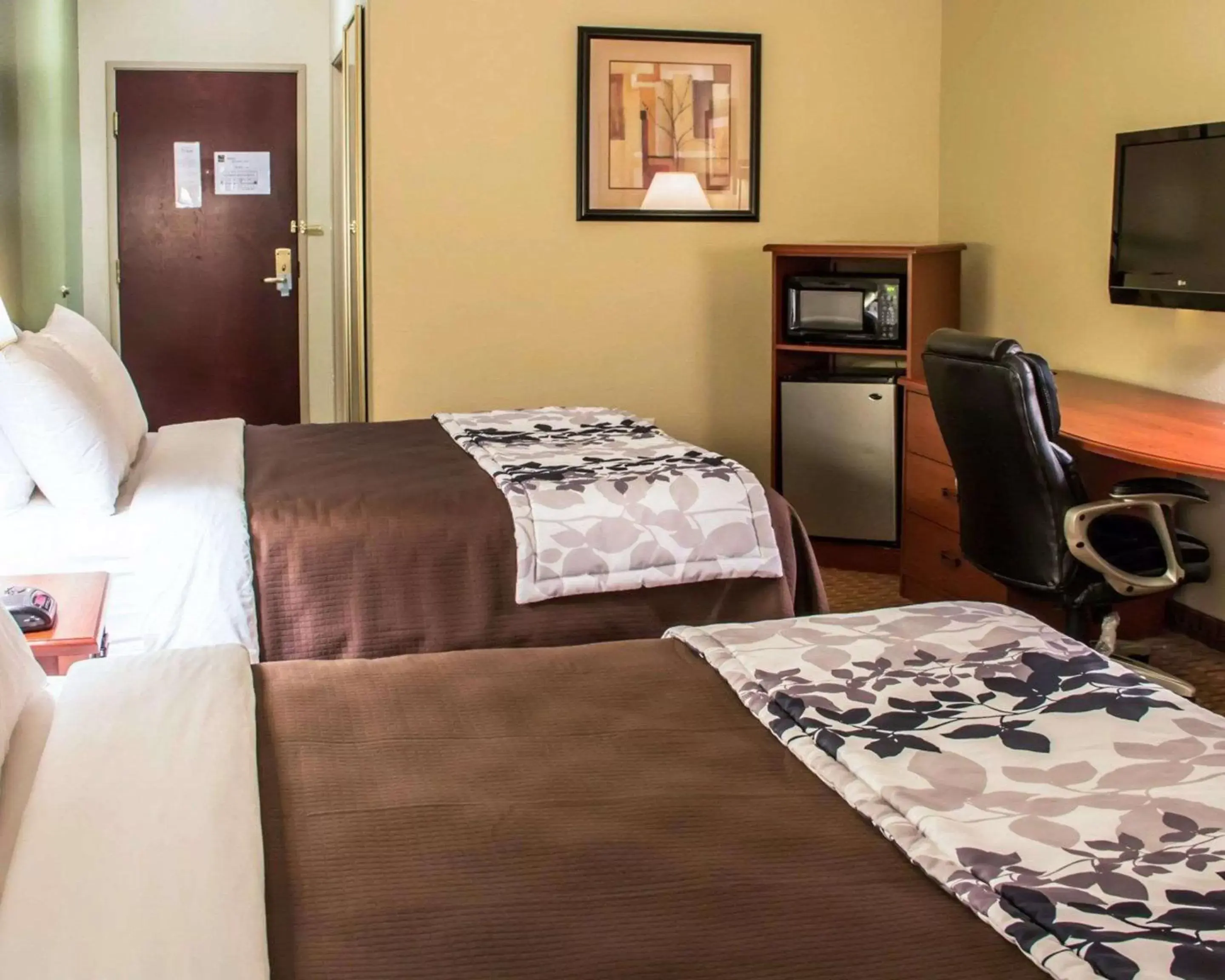 Photo of the whole room, Bed in Sleep Inn and Suites at Six Flags