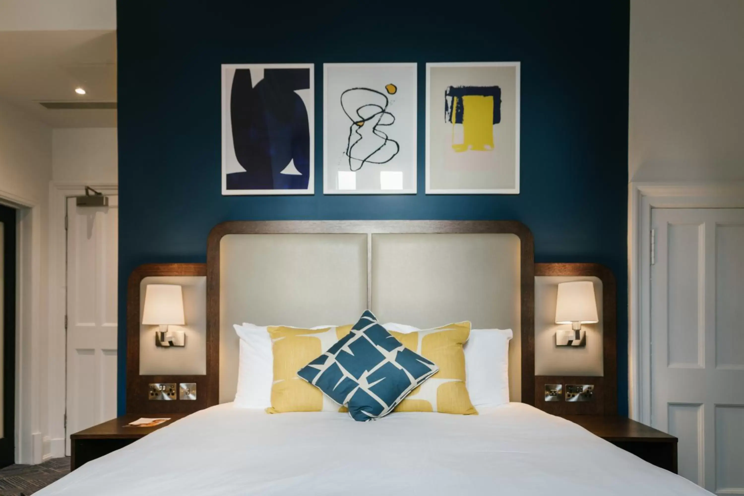 Photo of the whole room, Bed in voco Grand Central Glasgow by IHG Photo of the whole room, Bed in voco Grand Central Glasgow by IHG