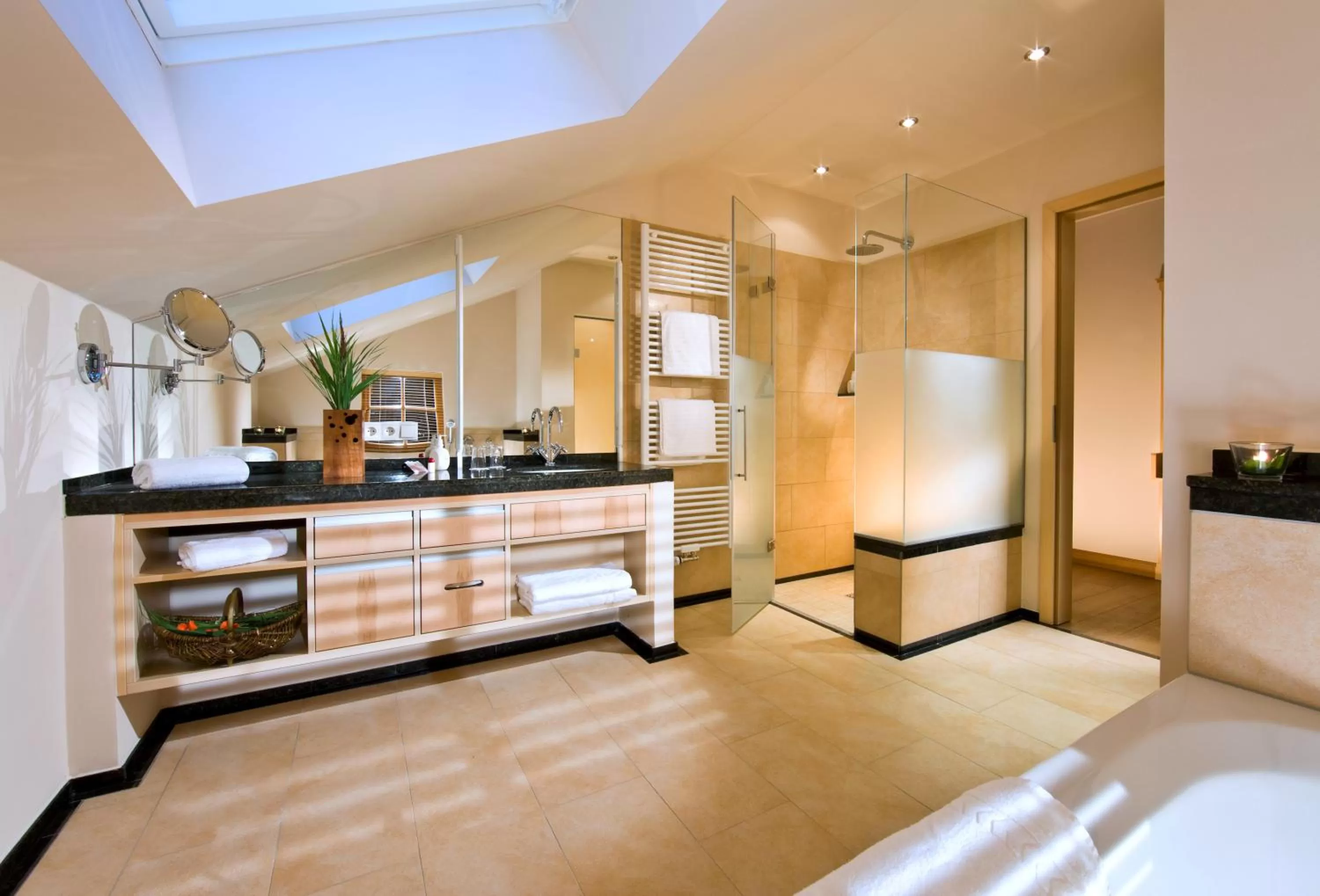 Bathroom, Bed in Berghotel Rehlegg