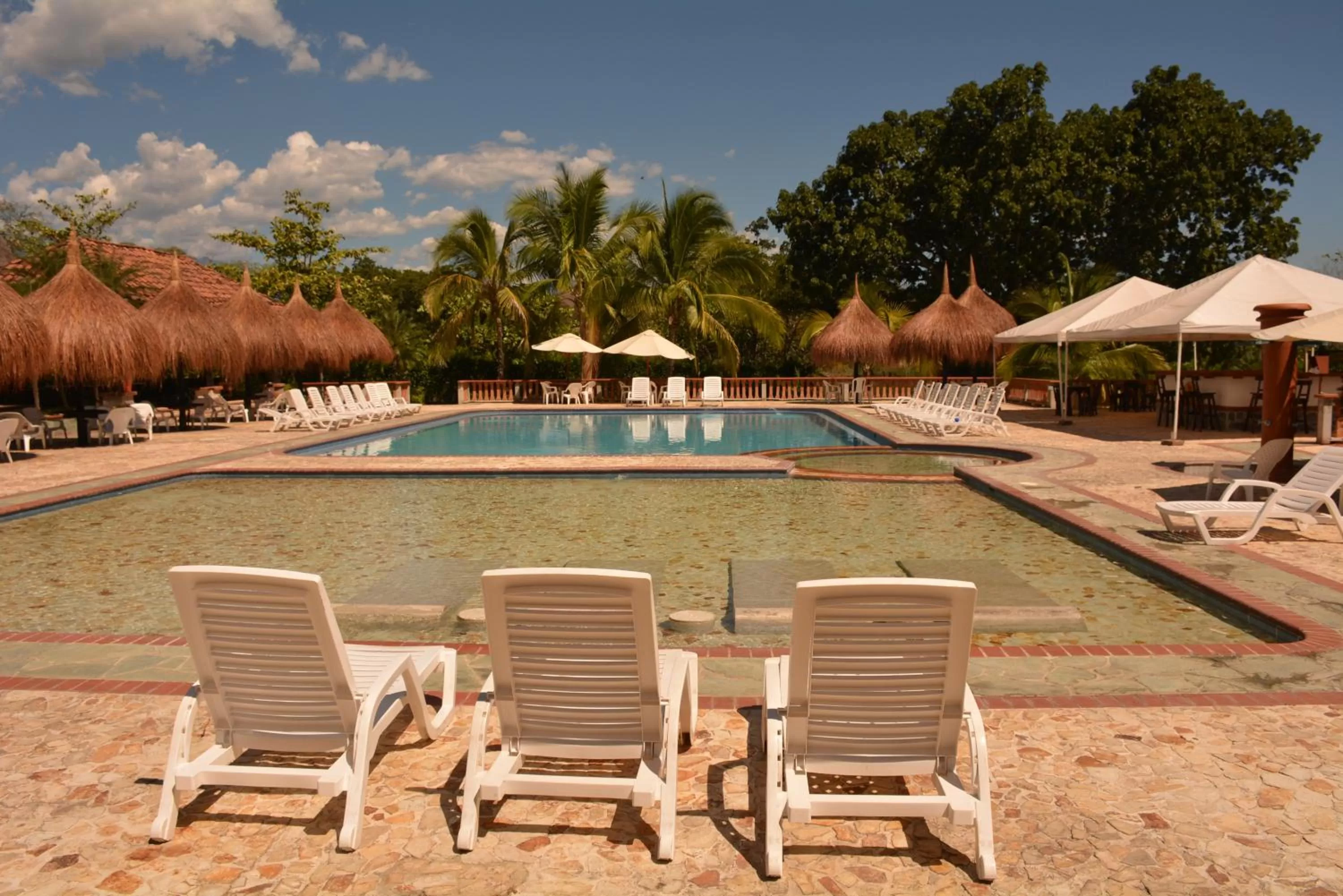 Swimming pool in Hotel Portón del Sol