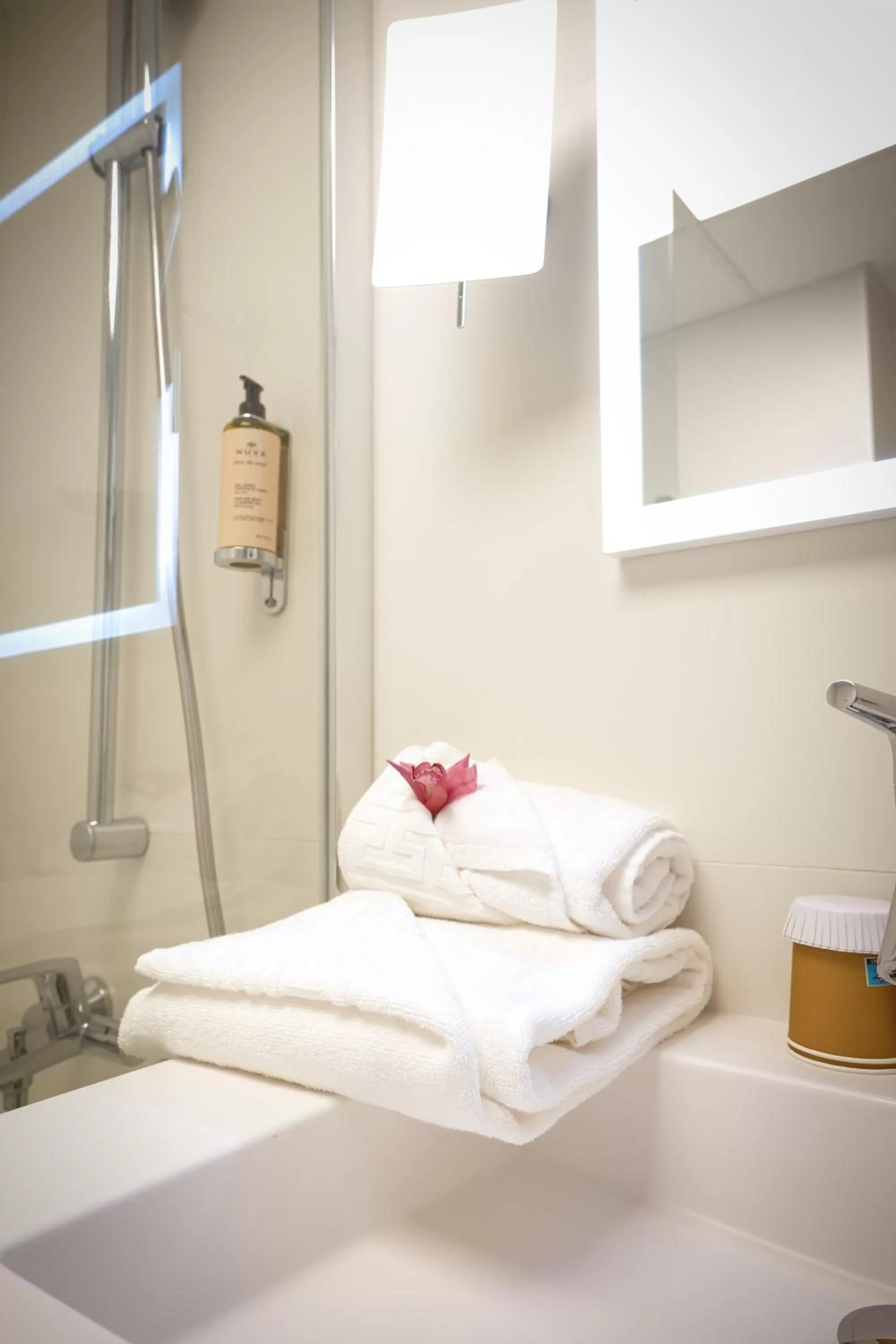 Bathroom, Bed in Mercure Perpignan Centre
