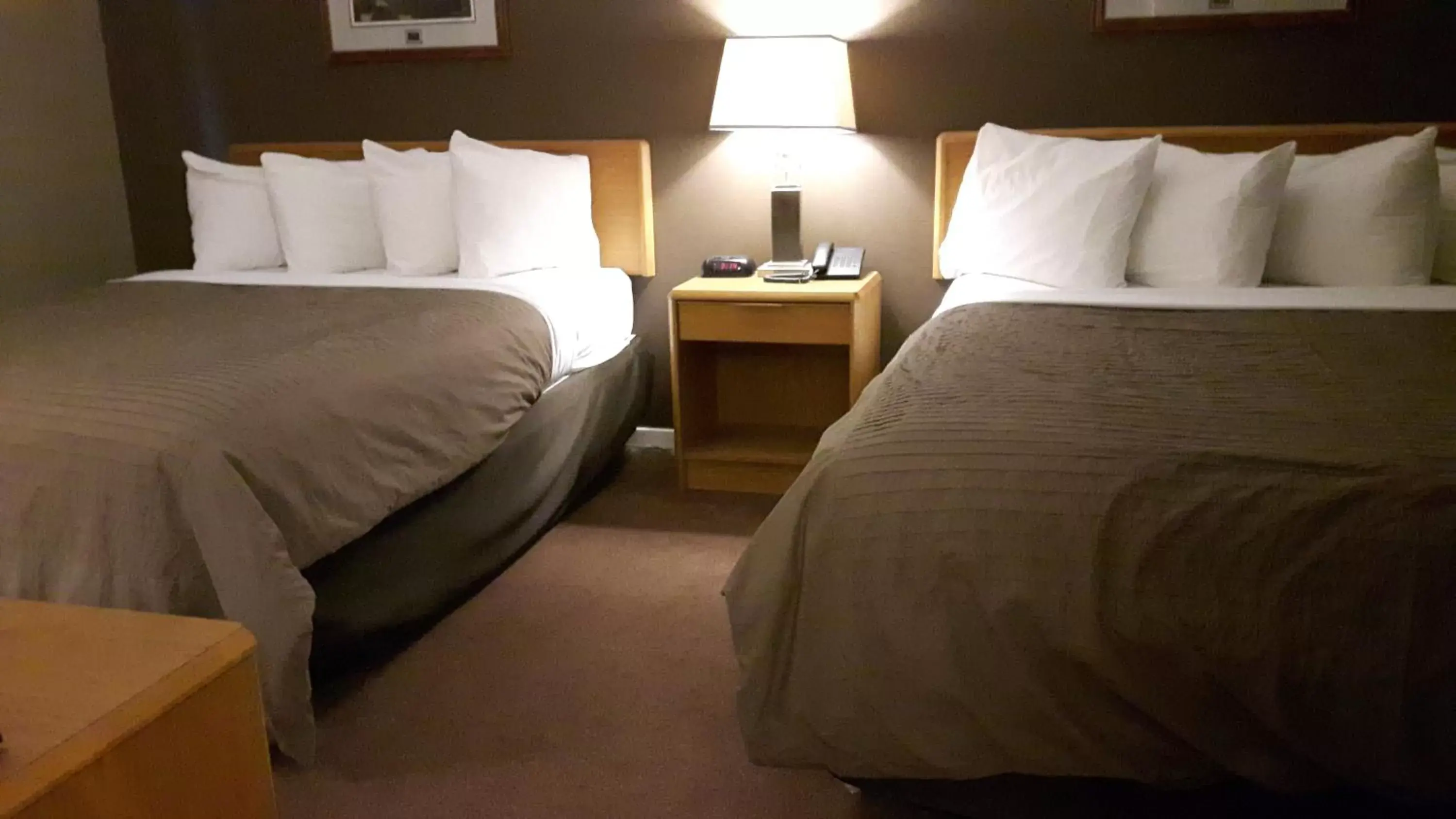 Bed in Canway Inn & Suites