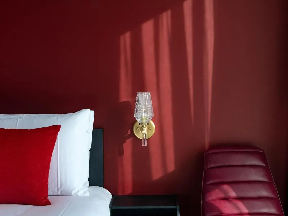 Bedroom, Seating Area in Hotel Alice and Trunk