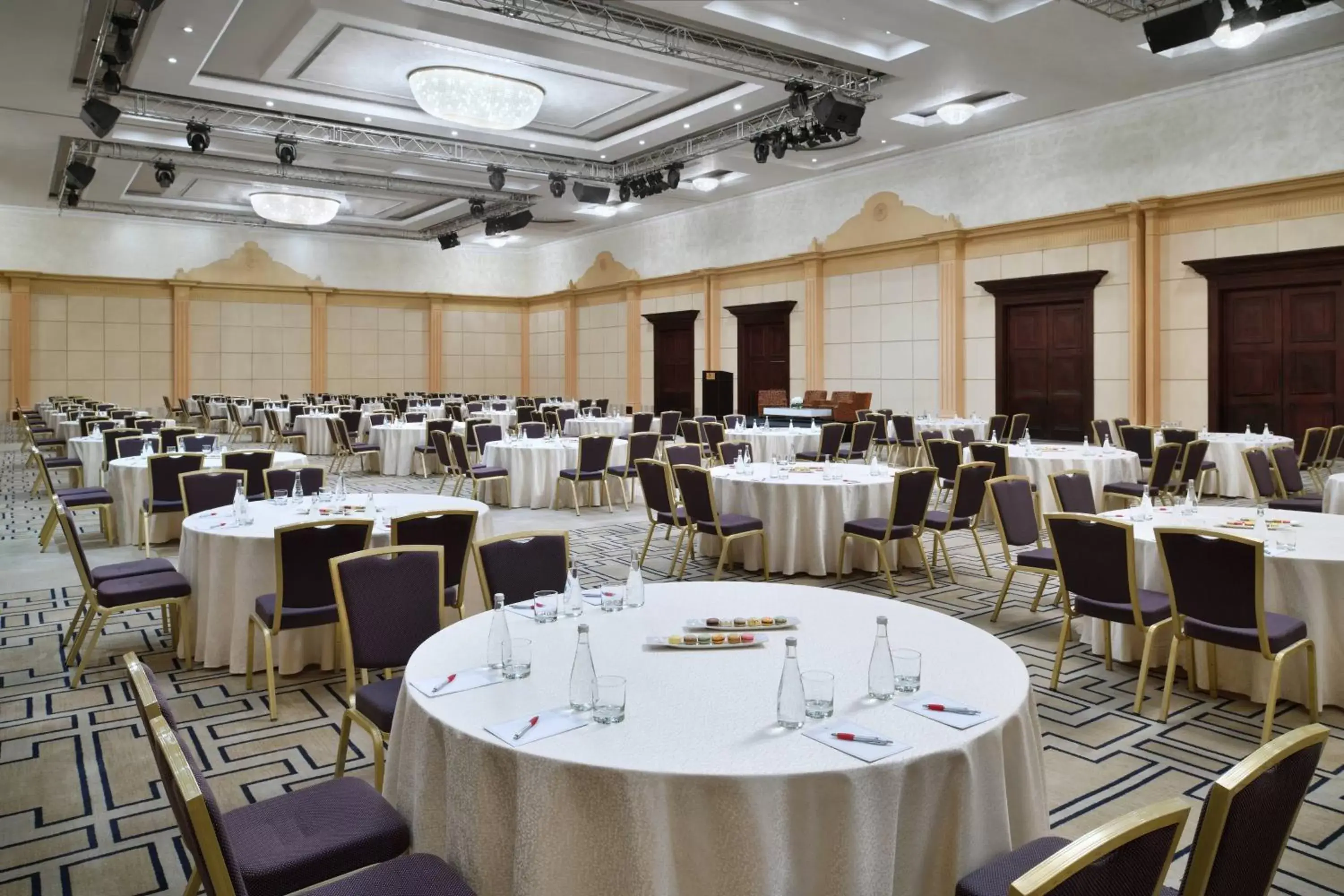 Meeting/conference room, Restaurant/Places to Eat in Riyadh Marriott Hotel