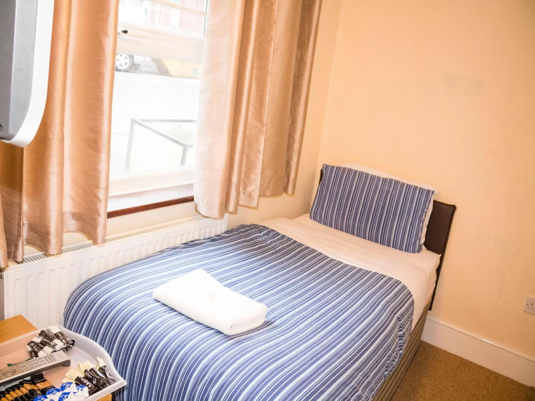 Photo of the whole room, Bed in Cricklewood Lodge Hotel