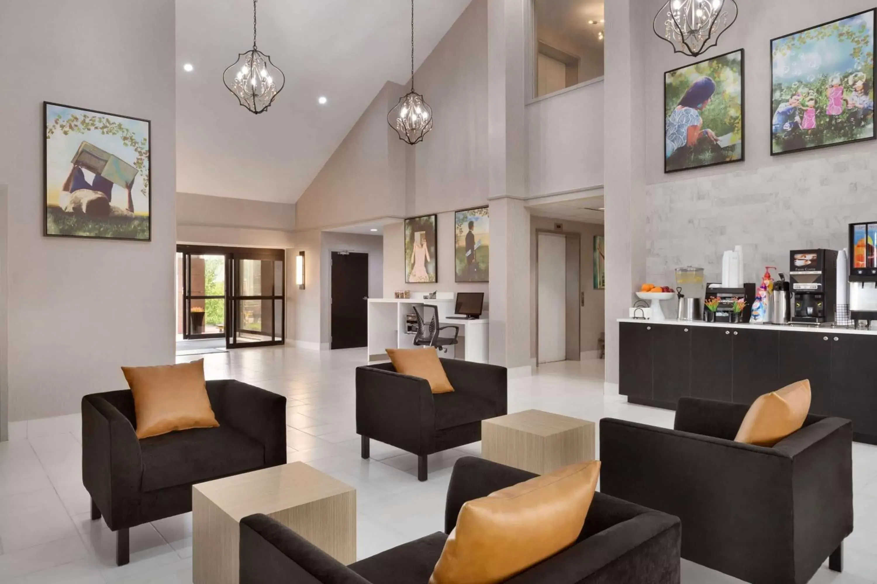 Lobby or reception, Lounge/Bar in La Quinta Inn & Suites by Wyndham Dothan