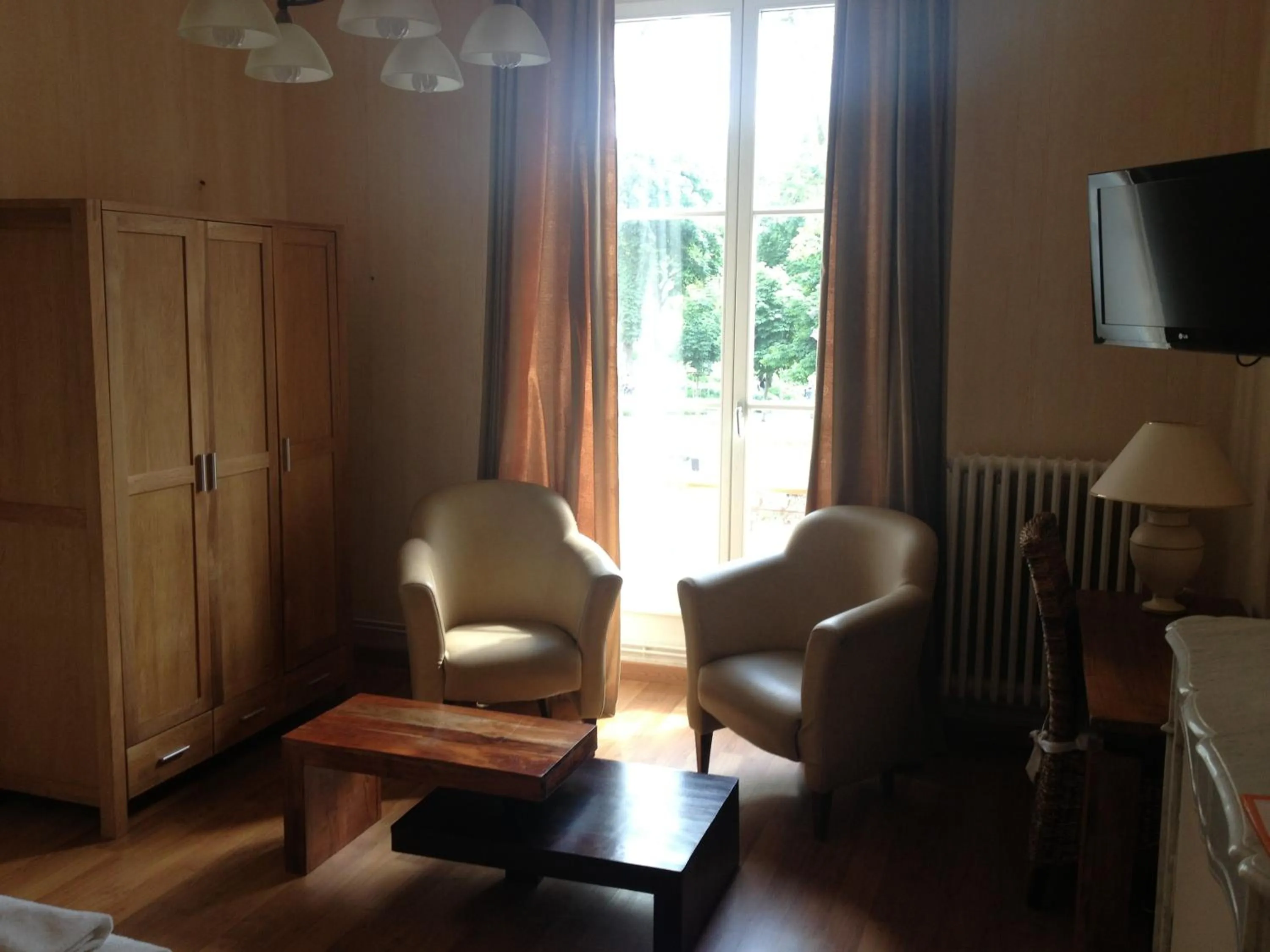 Photo of the whole room in Hotel Couleurs Sud Centre-ville Gare Charleville-Mézières