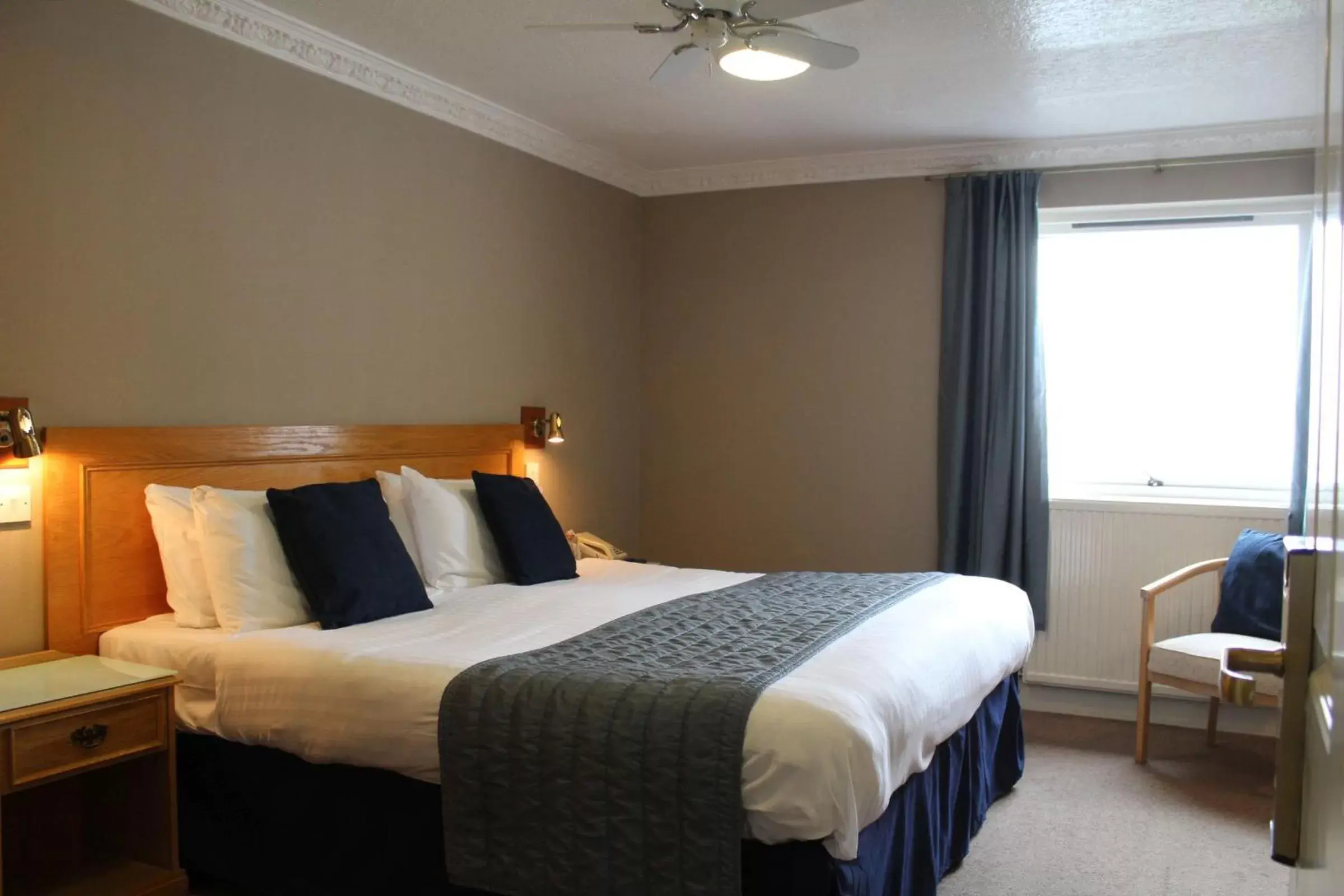 Bed in BEST WESTERN New Holmwood Hotel