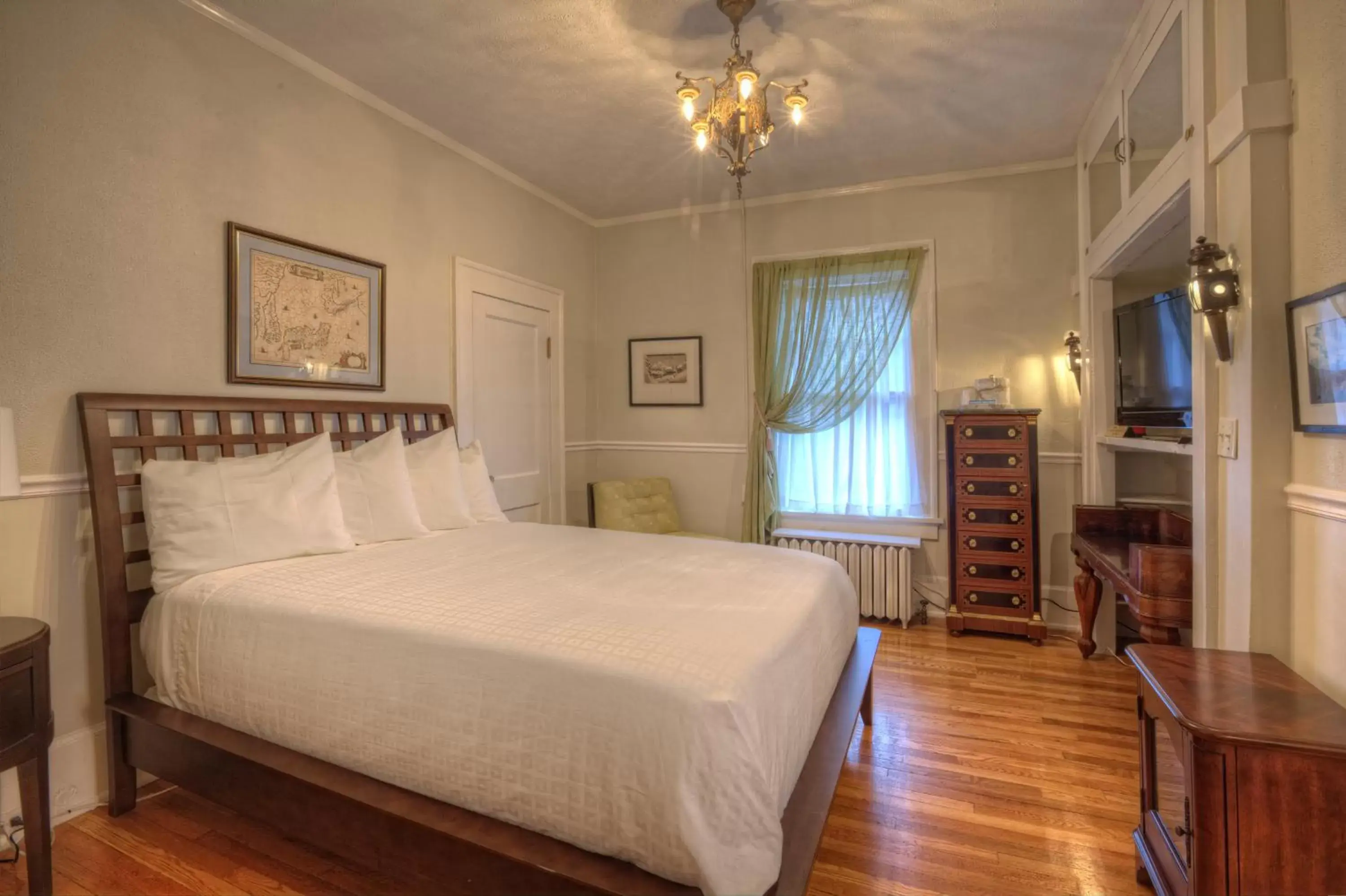 Photo of the whole room, Bed in Bluefield Inn, a Select Registry Propery