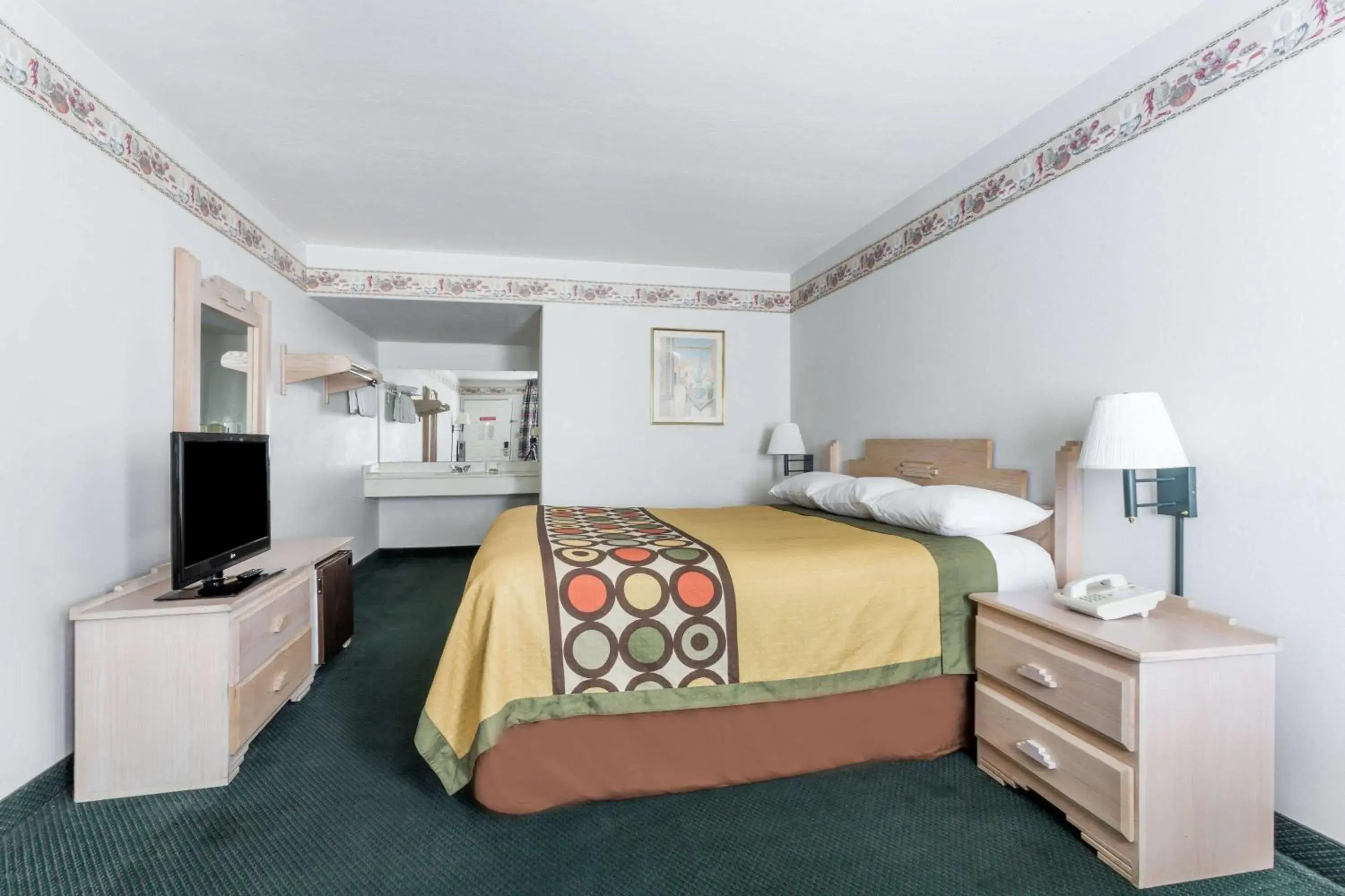 Photo of the whole room, Bed in Super 8 by Wyndham Cottonwood