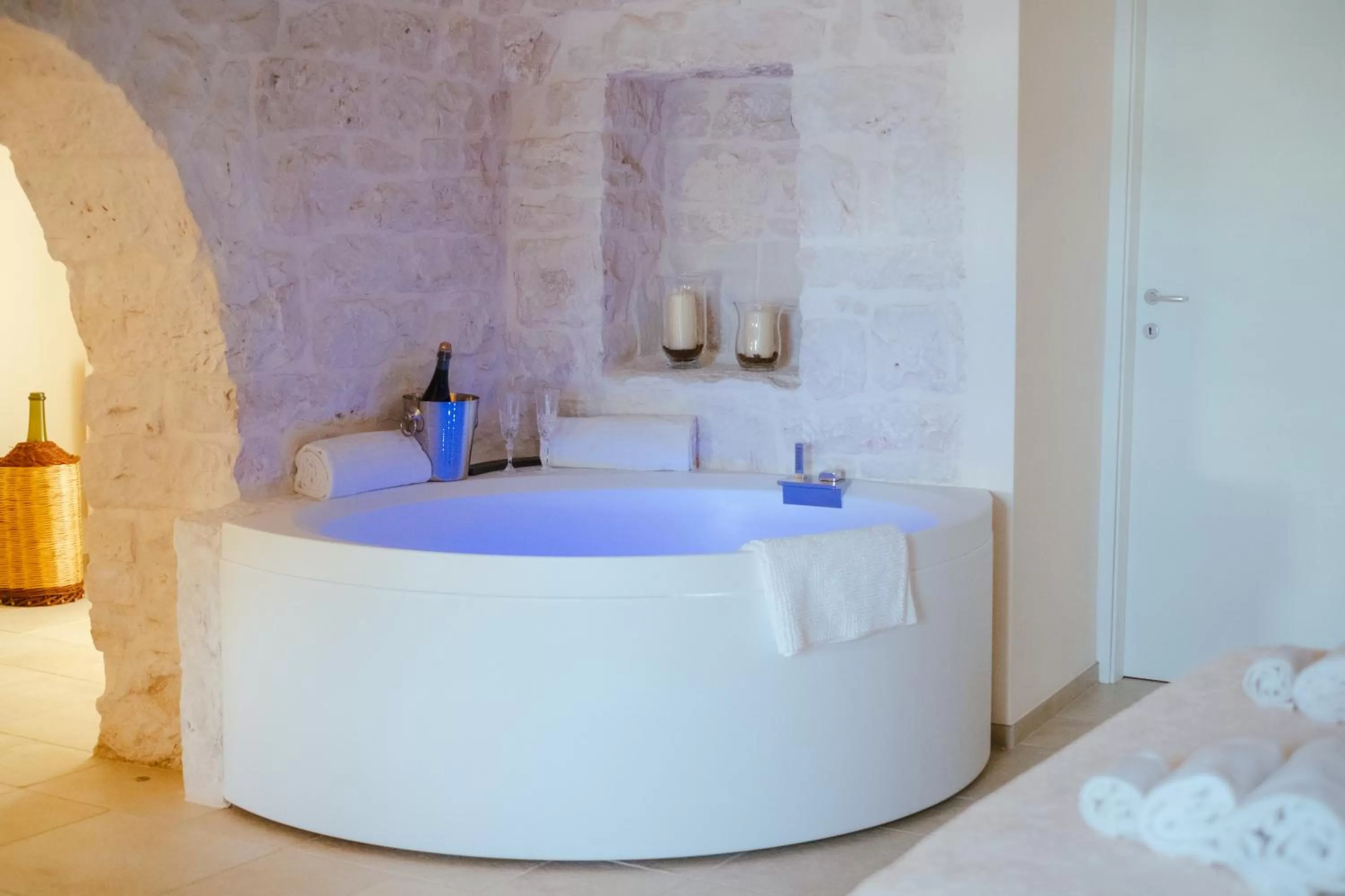 Hot Tub, Bathroom in Iconica Luxury Suites