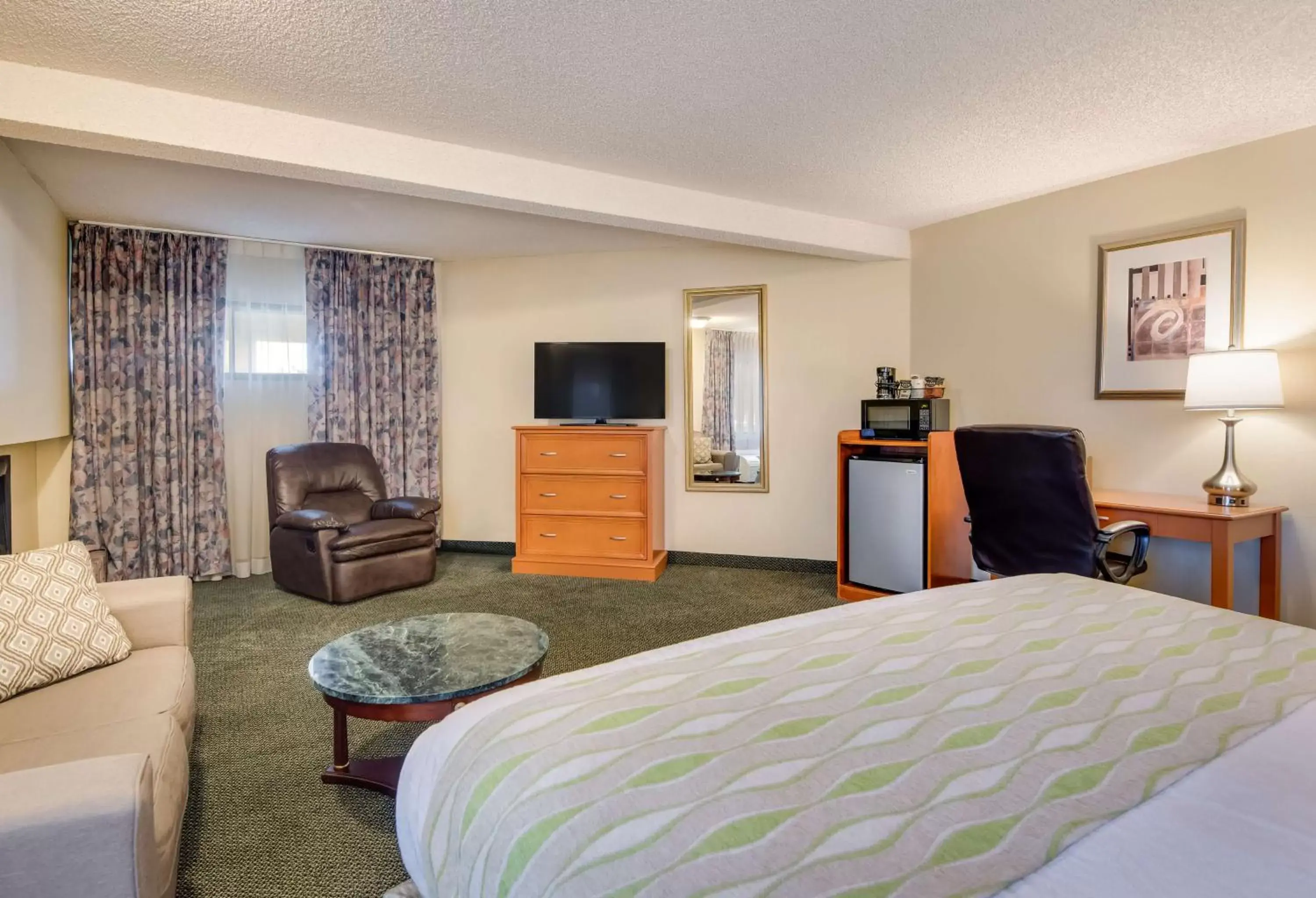 Bedroom, TV/Entertainment Center in SureStay Plus Hotel by Best Western Reno Airport