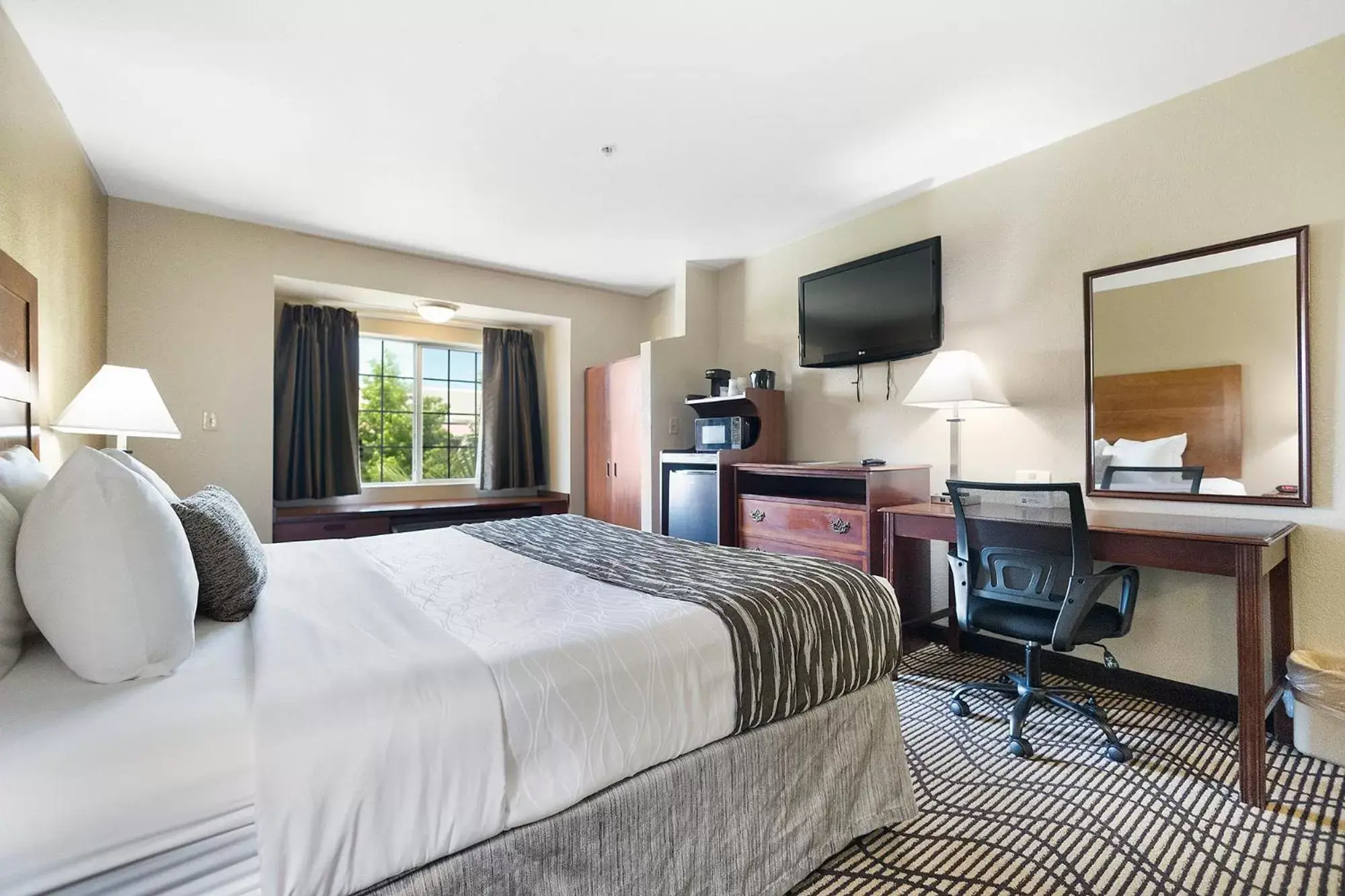 View (from property/room), TV/Entertainment Center in SureStay Plus Hotel by Best Western Rocklin