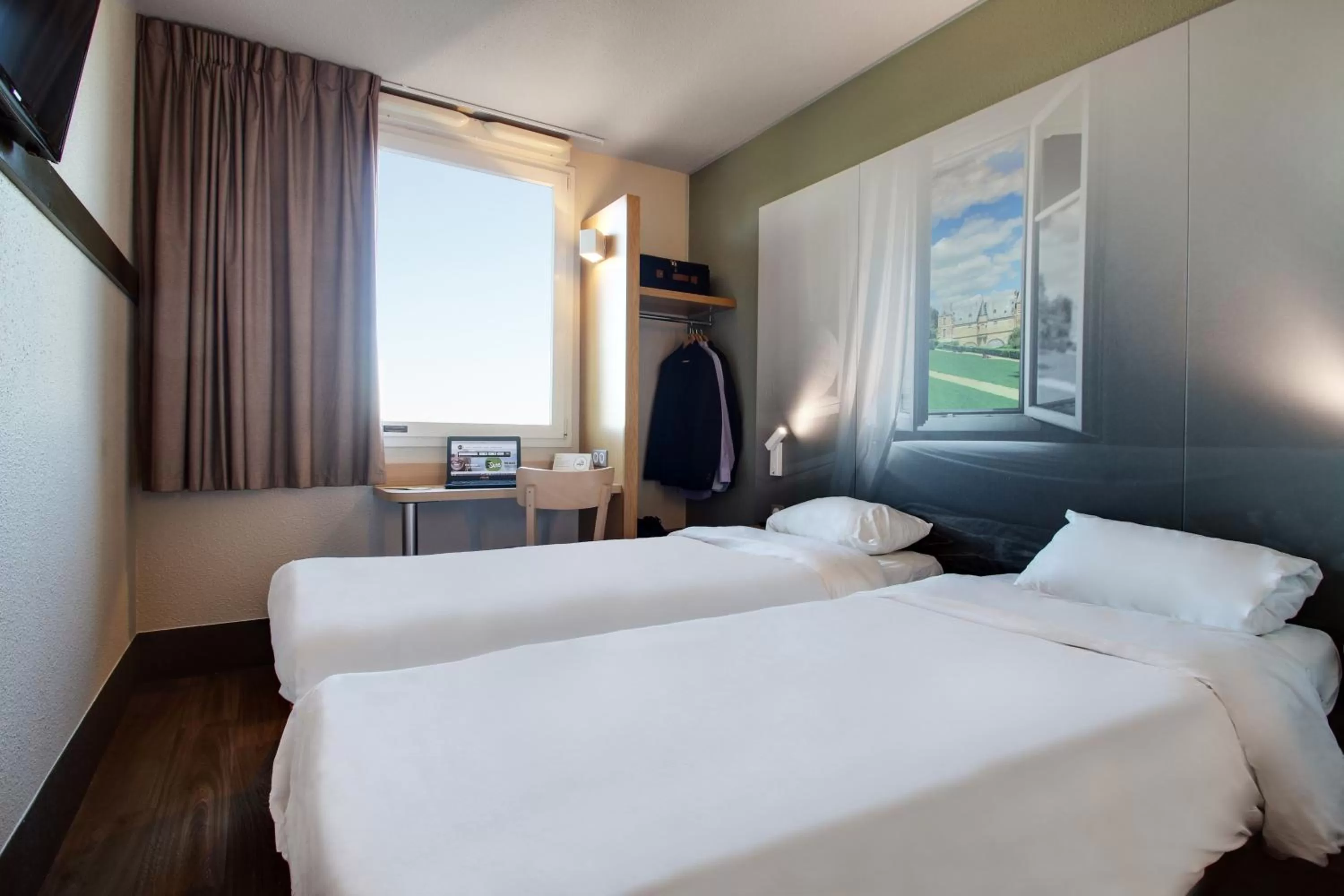 Bed in B&B HOTEL Châlons-en-Champagne