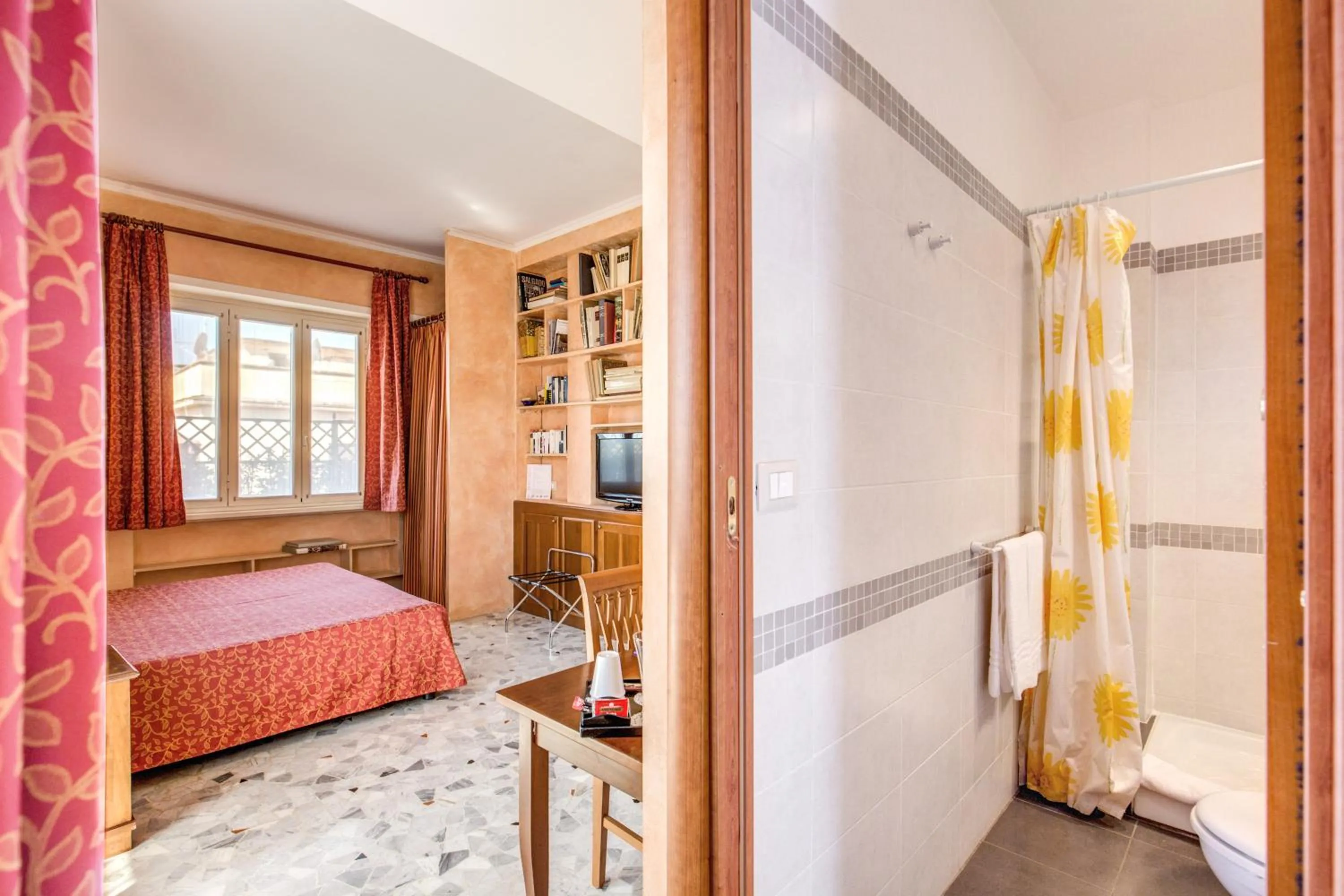 Photo of the whole room, Bed in Domus Caracalla