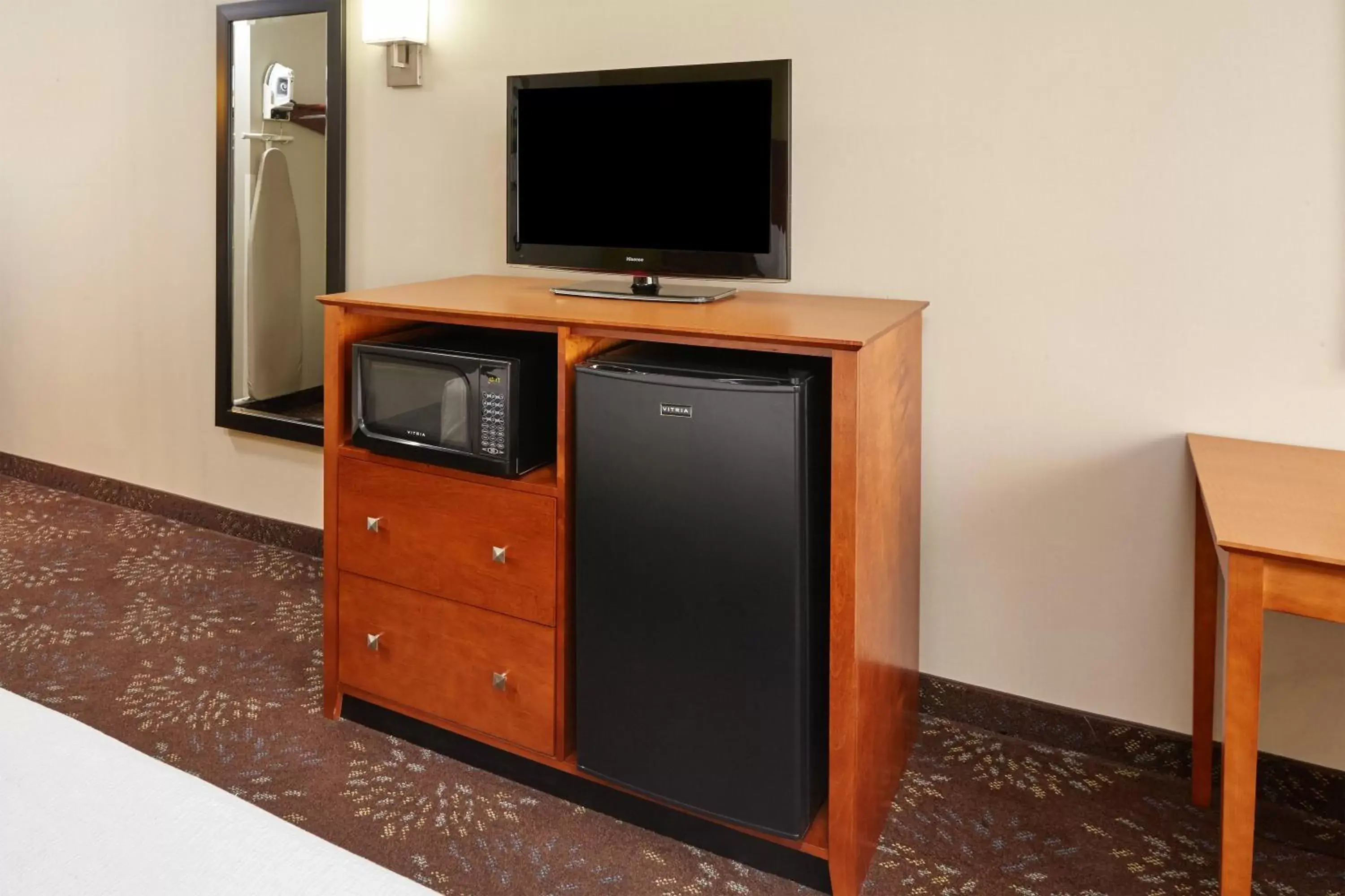 Photo of the whole room, TV/Entertainment Center in Holiday Inn Chicago Matteson Conference Center, an IHG Hotel