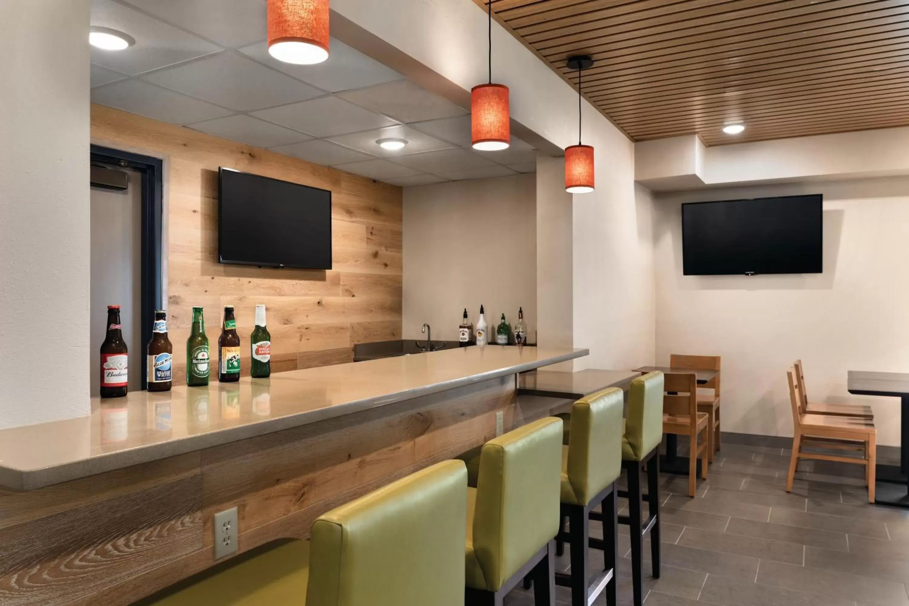 Lounge/Bar in Country Inn & Suites by Radisson, La Crosse, WI