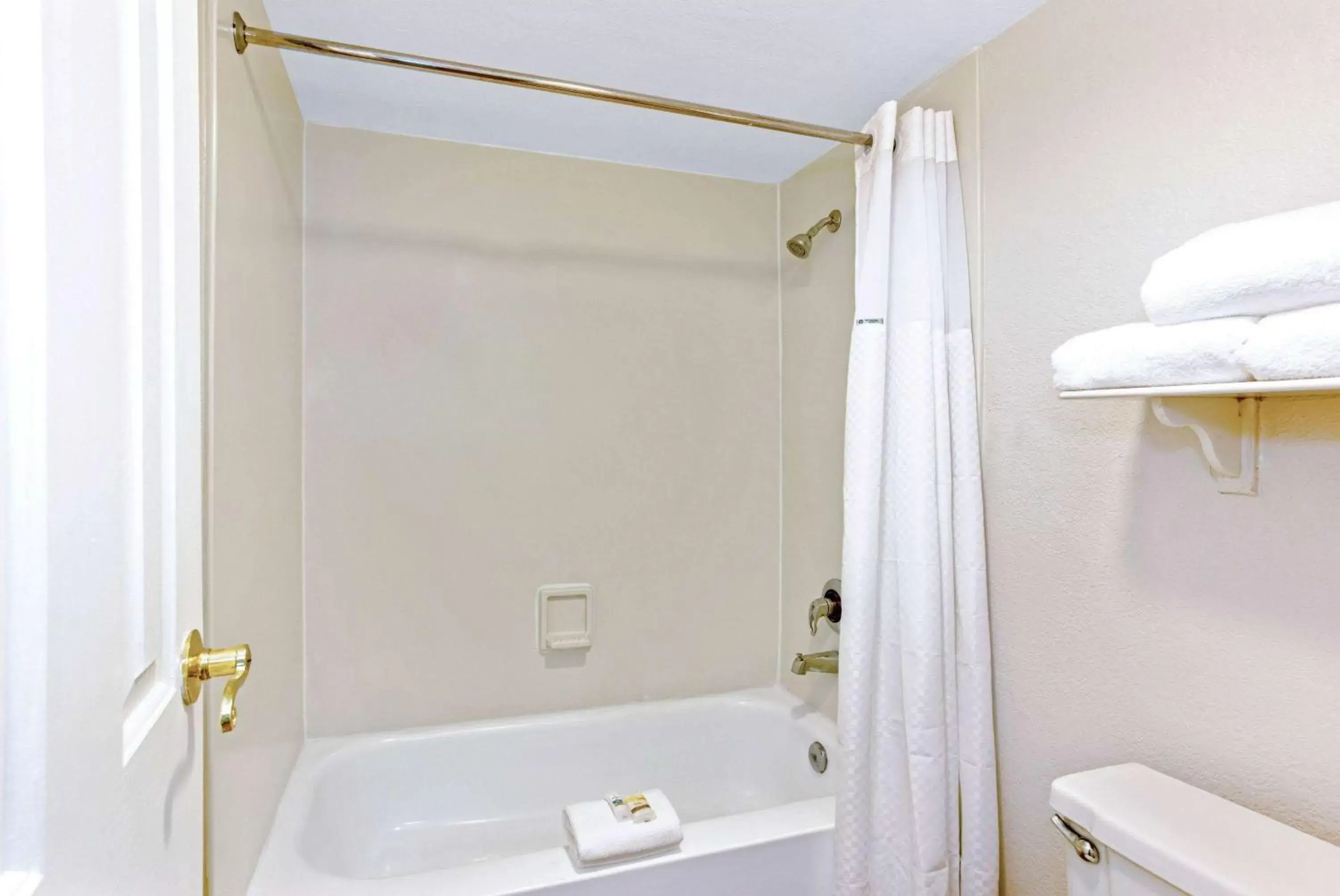 TV and multimedia, Bathroom in La Quinta Inn by Wyndham Orlando Airport West