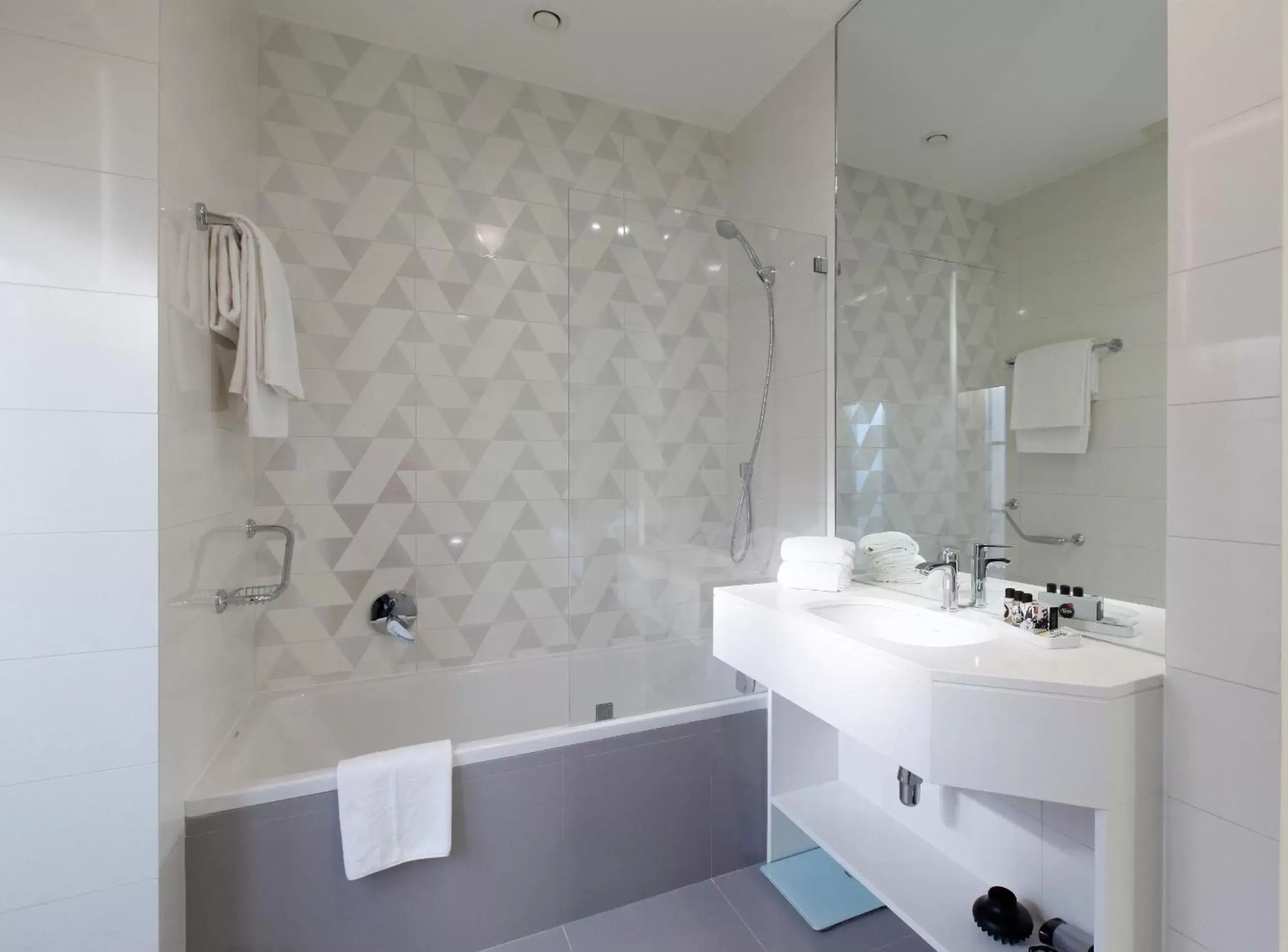 Shower, Bathroom in Hotel Lis Baixa