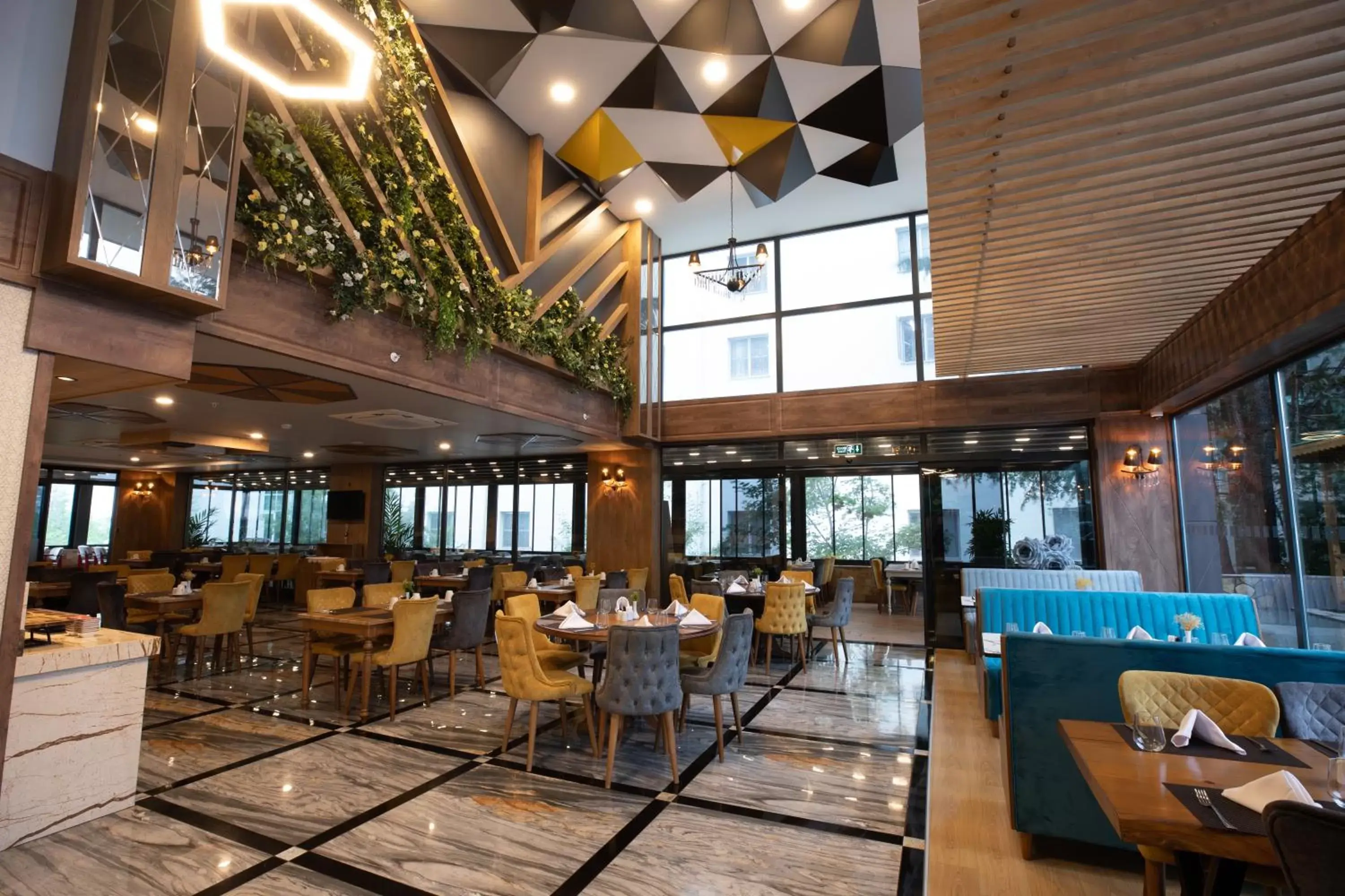 Seating area, Restaurant/Places to Eat in Holiday Inn - Trabzon-East, an IHG Hotel