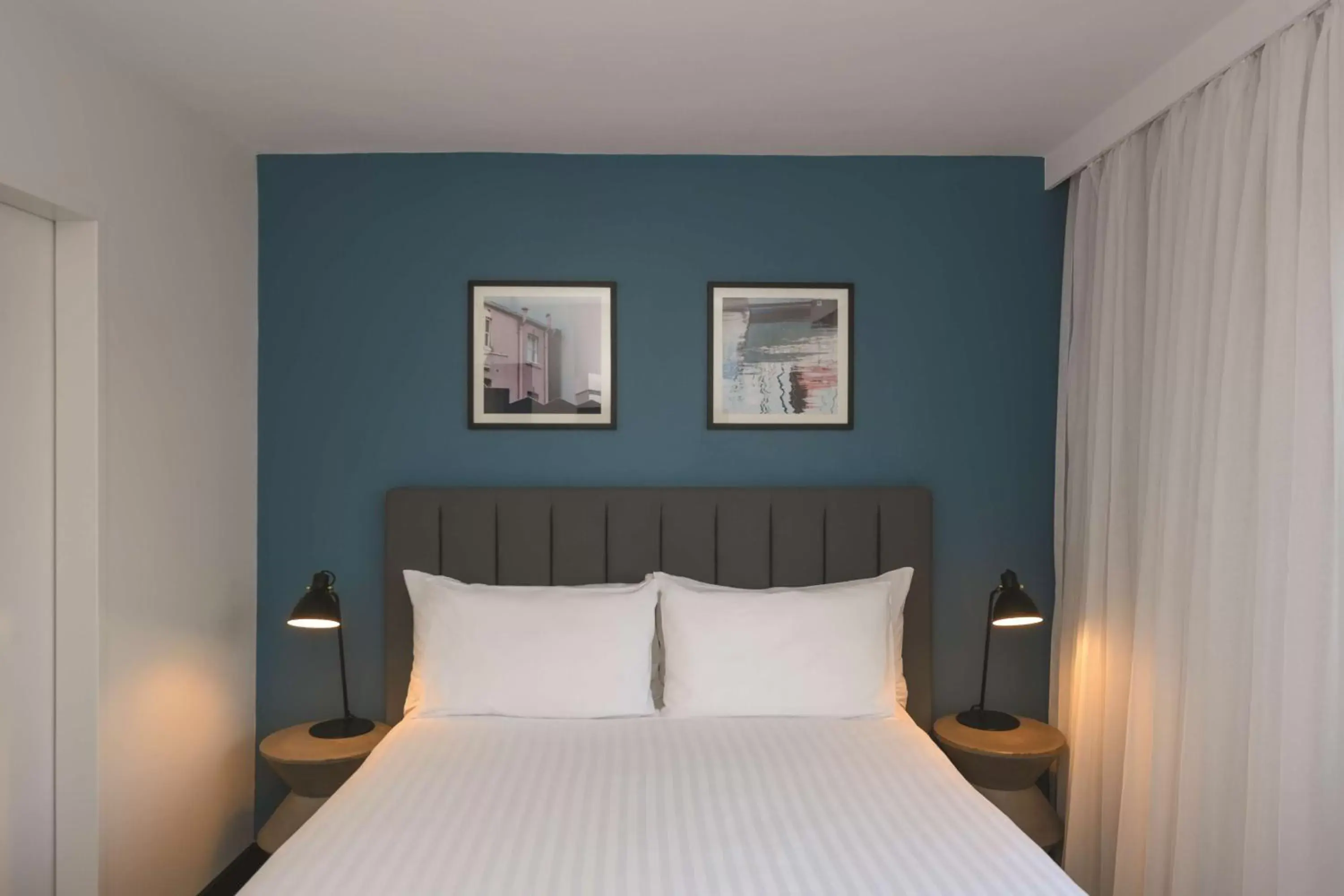 Bedroom, Bed in Travelodge Hotel Hobart