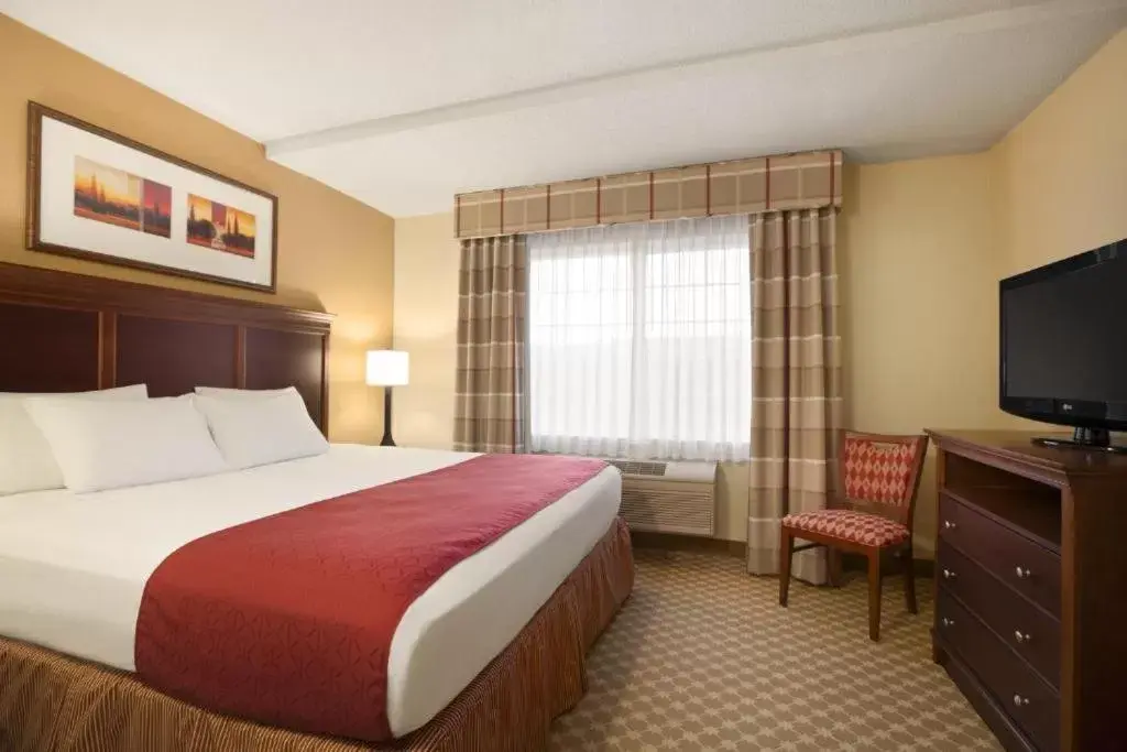 Bed in Country Inn & Suites by Radisson, Kalamazoo, MI