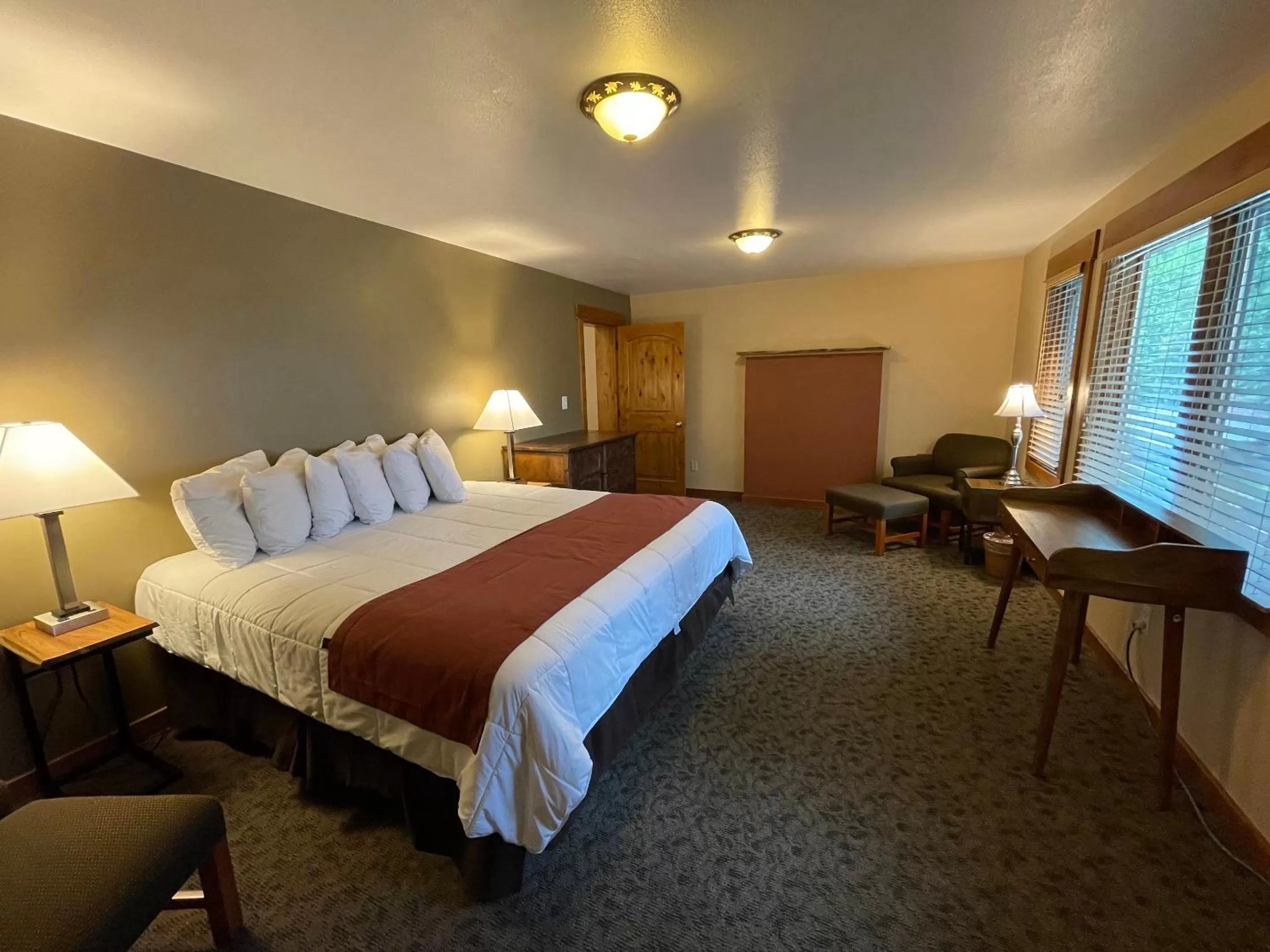 Bedroom, Bed in Silver Moon Inn