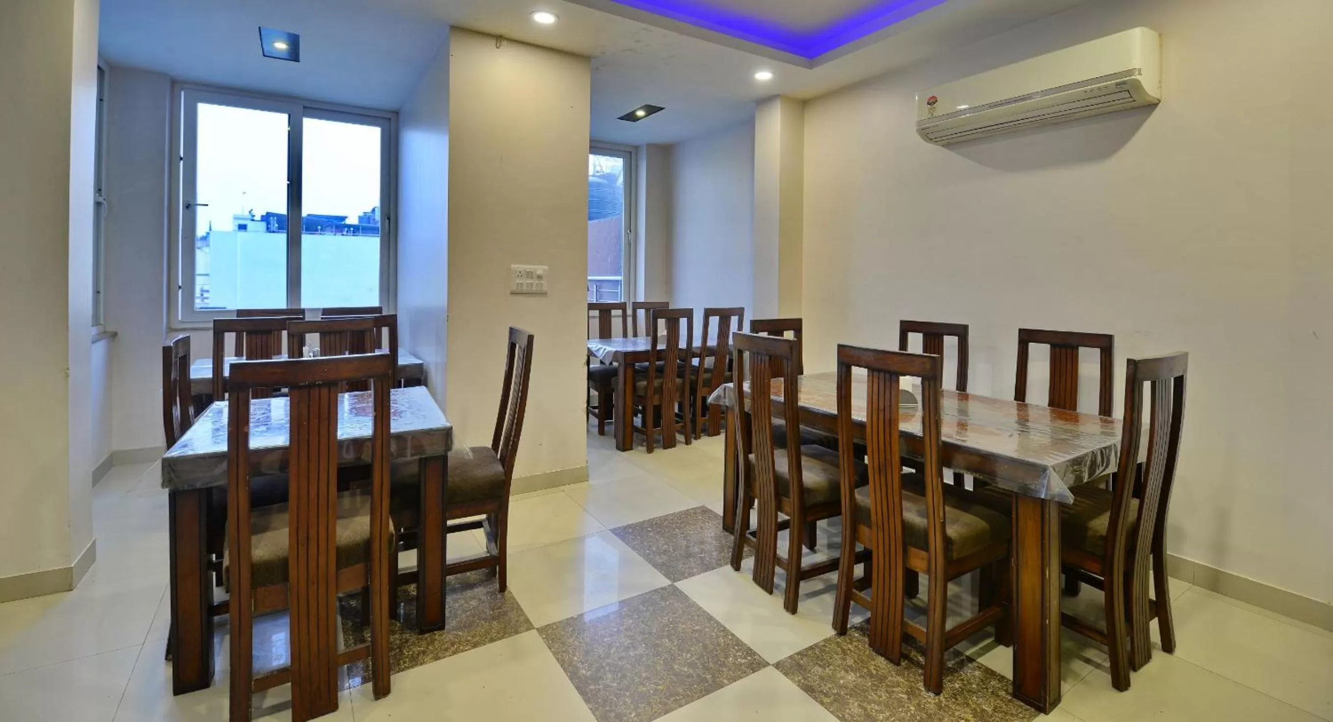 Restaurant/Places to Eat in Hotel Agoura Prime