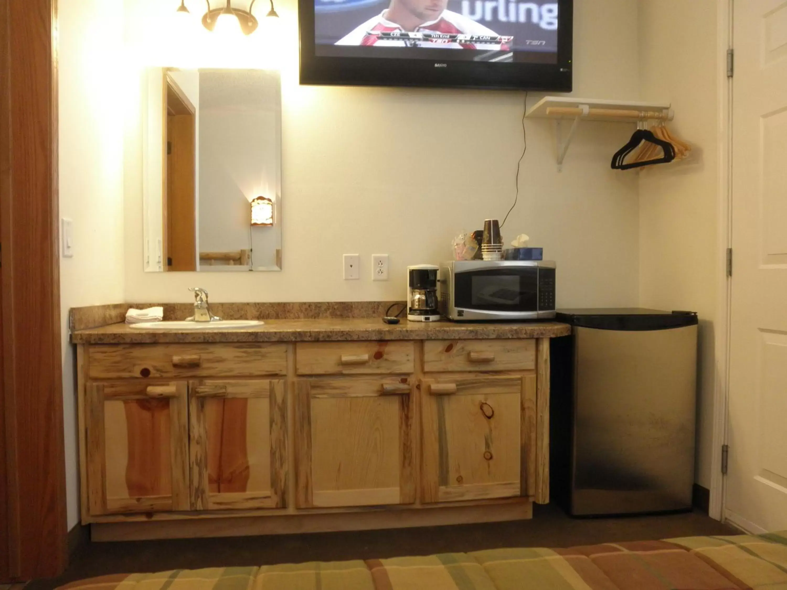 Kitchen or kitchenette, Kitchen/Kitchenette in Bear's Den Lodge