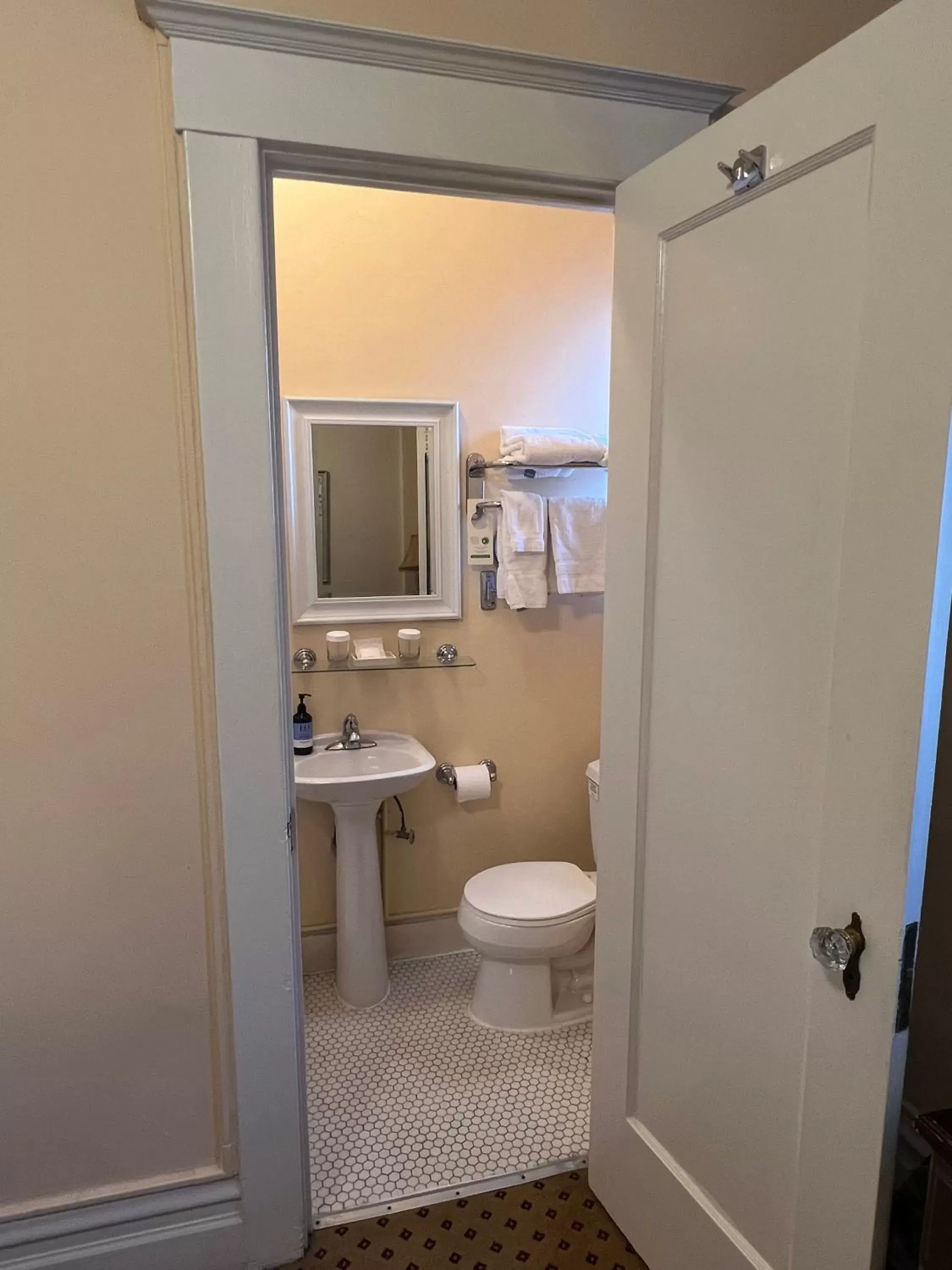 Room with One Full Bed in The Andrews Hotel Room with One Full Bed in The Andrews Hotel