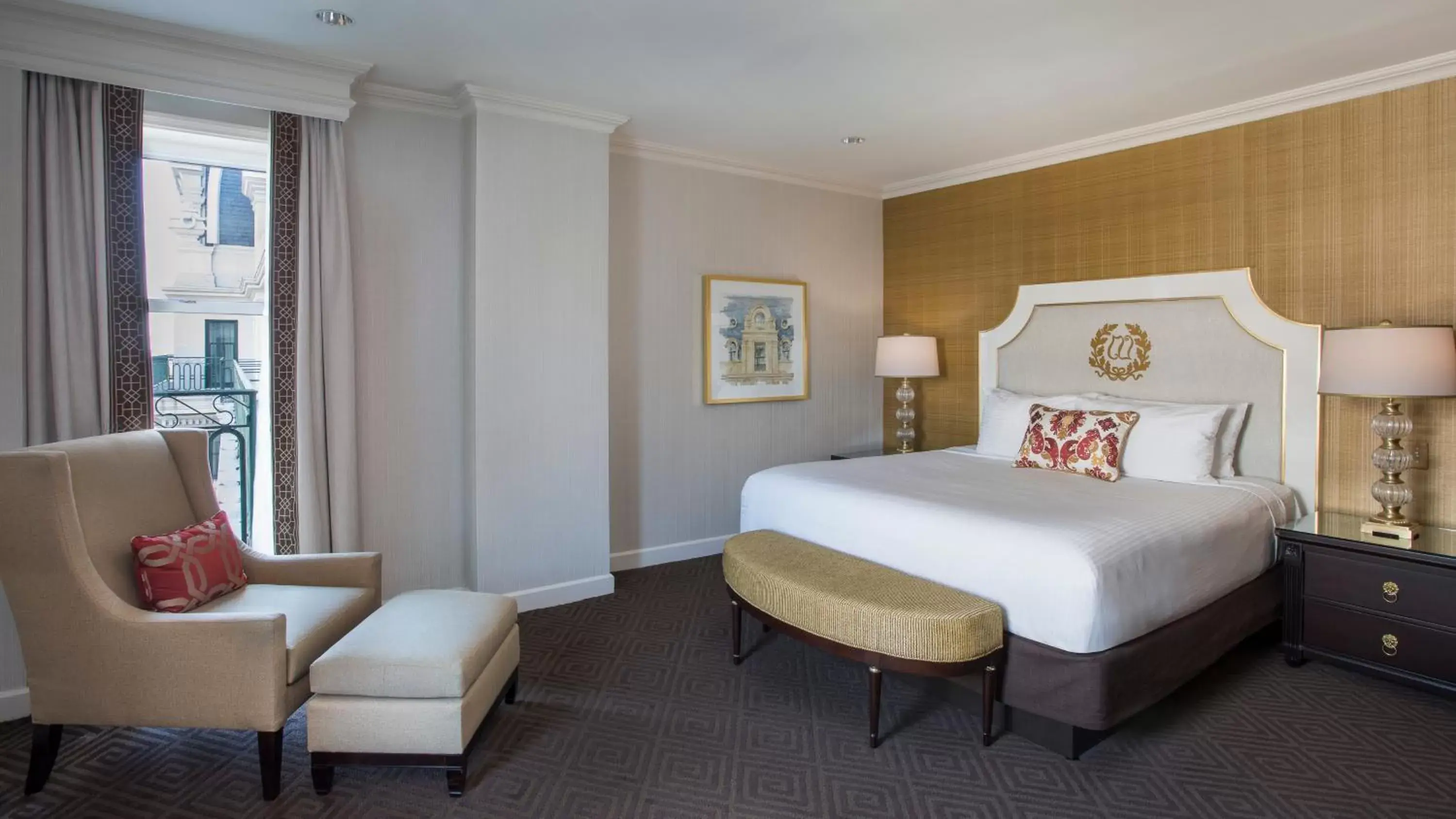 Bedroom, Bed in Willard InterContinental Washington, an IHG Hotel