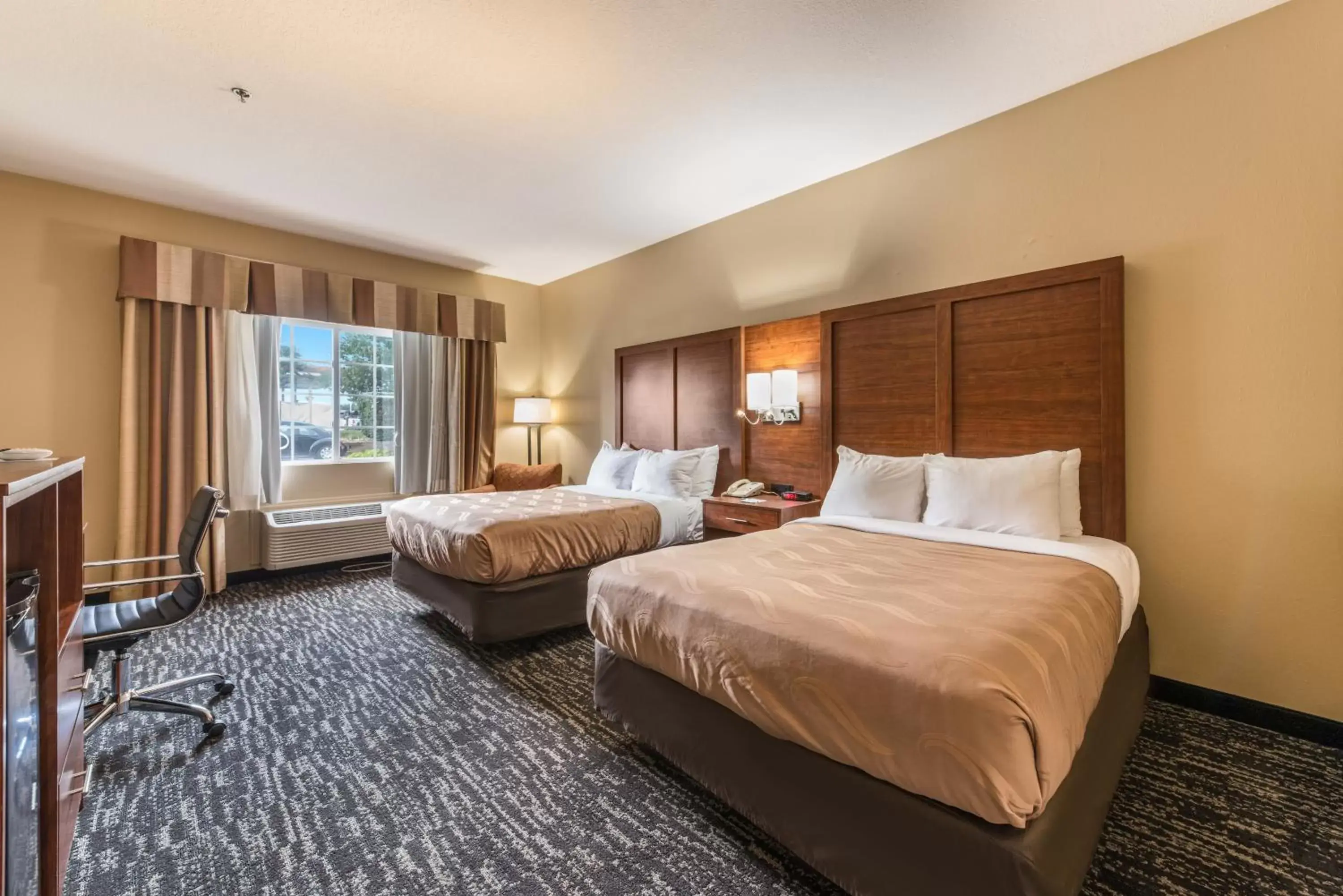 Bed in Quality Inn & Suites Hendersonville - Flat Rock