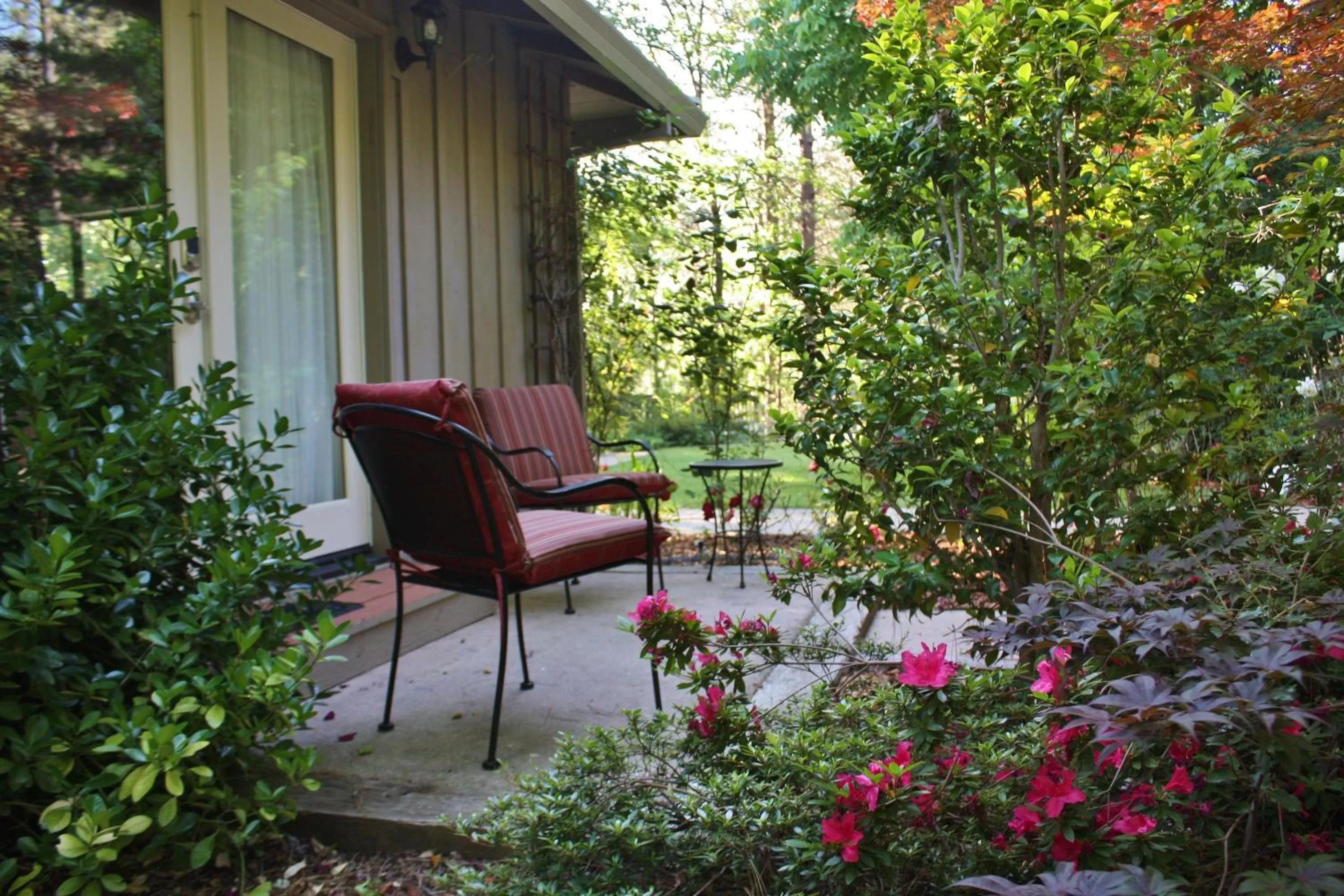 Patio in The Inn at Shasta Lake