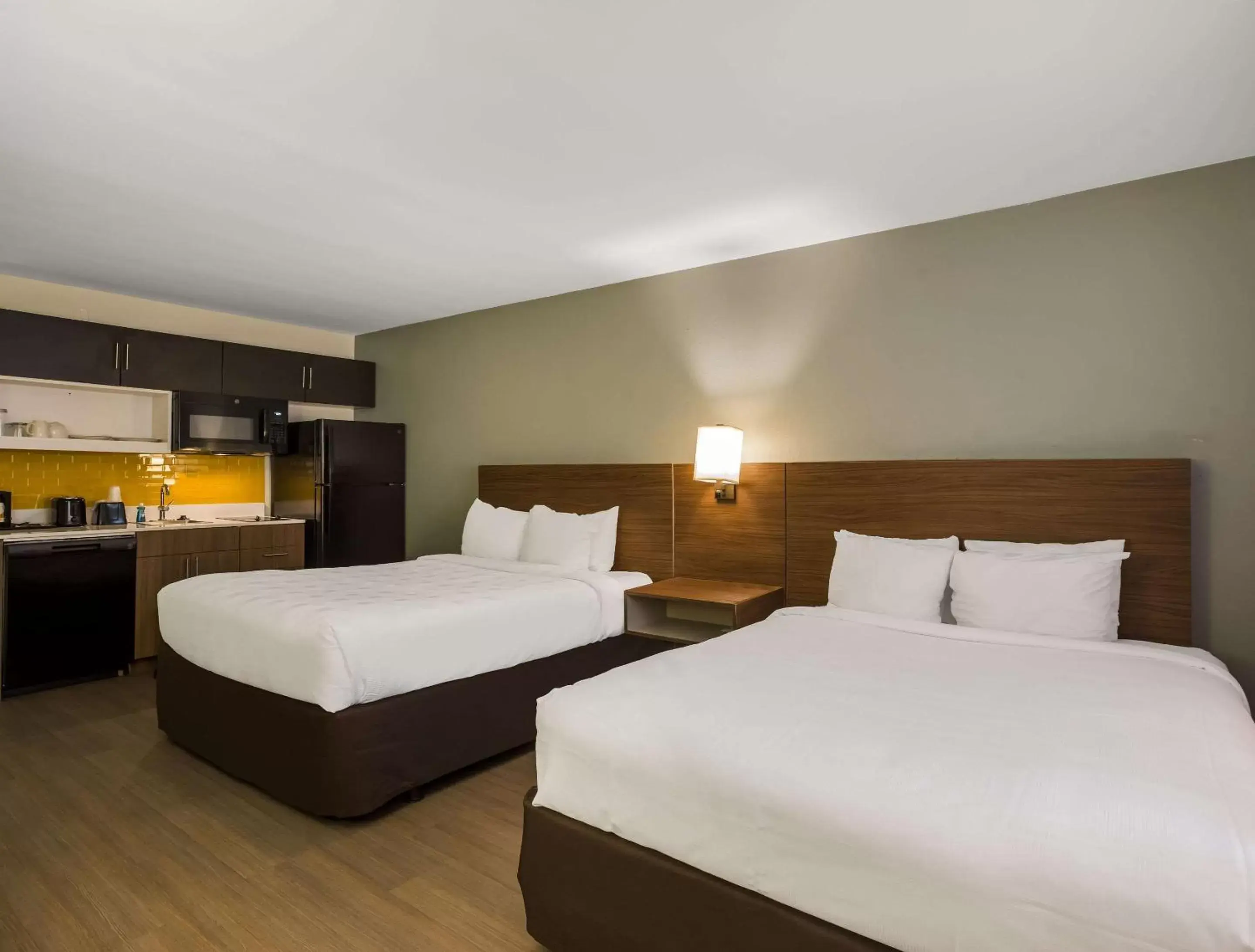 Bedroom, Bed in MainStay Suites Savannah Midtown