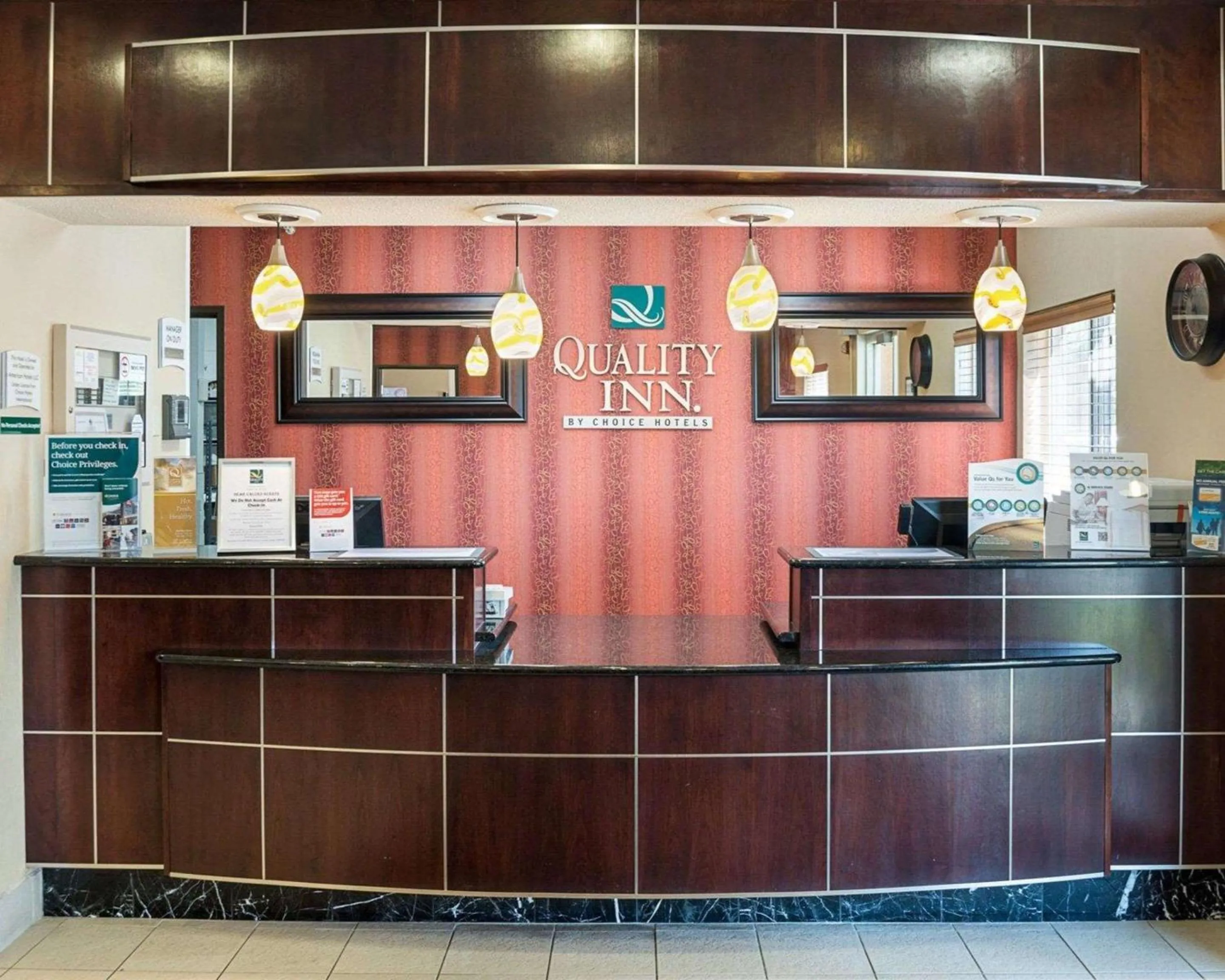 Lobby or reception in Quality Inn Brooklyn Center