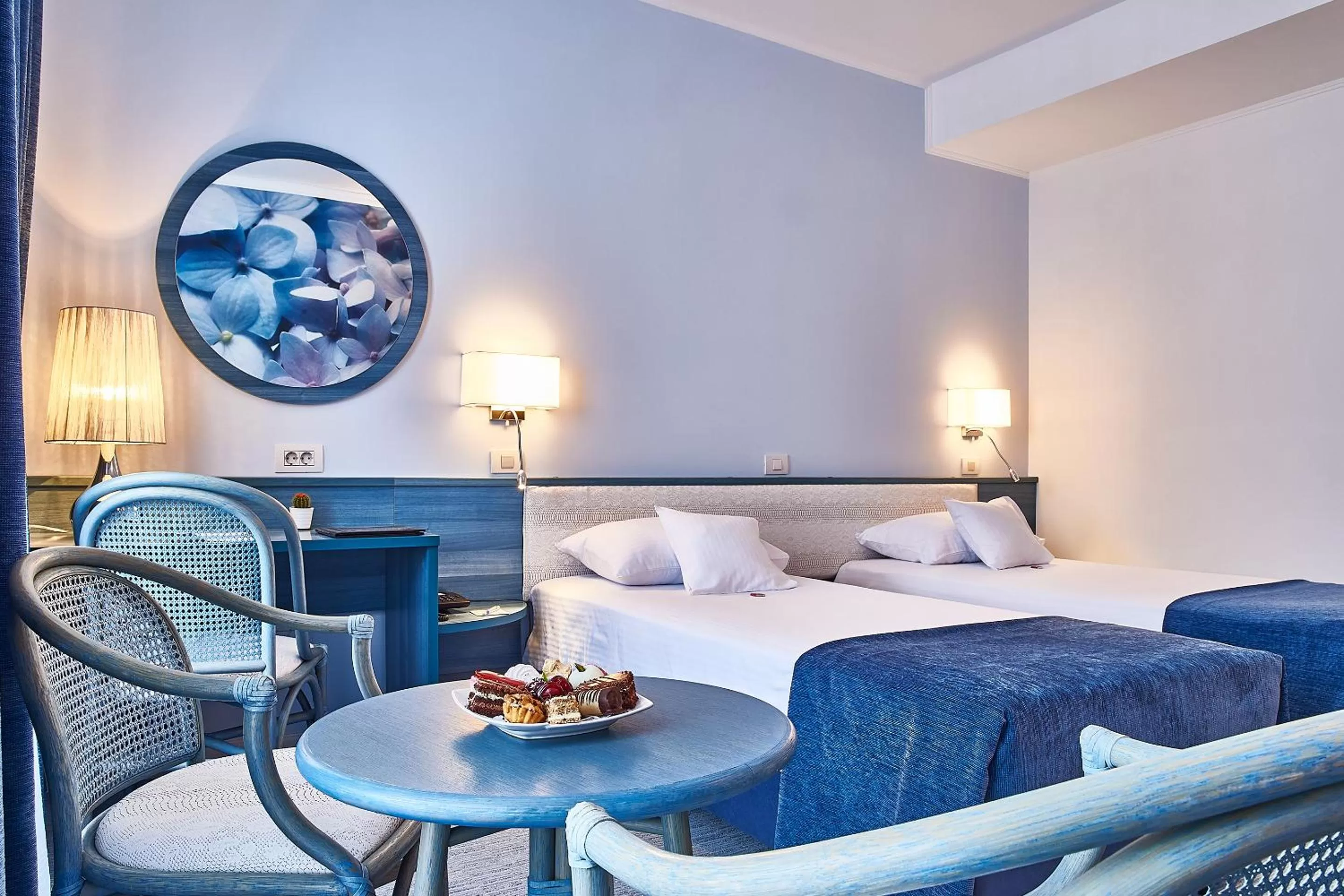 Photo of the whole room, Bed in Continental Forum Arad