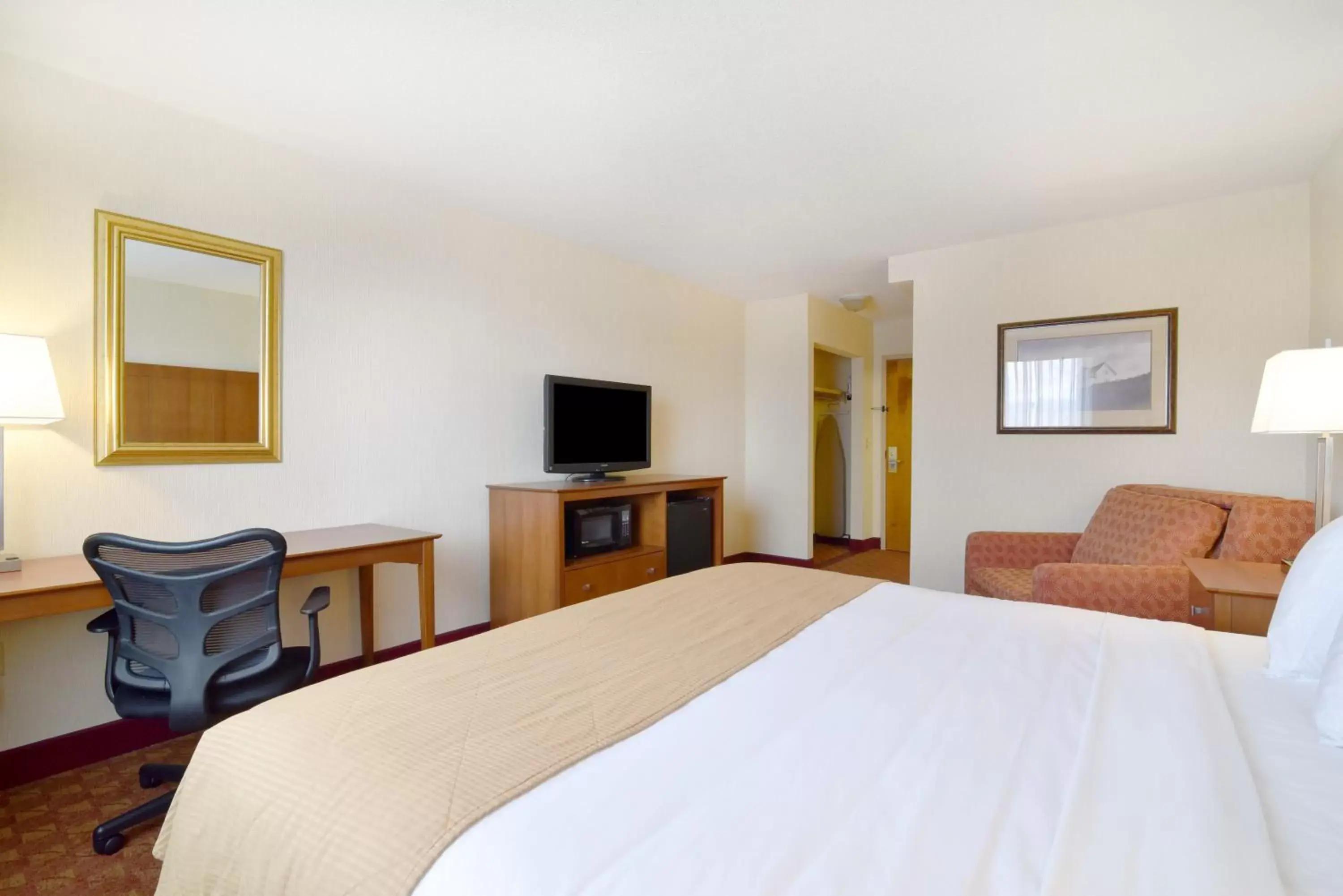 King Room - Pet Friendly/Non-Smoking in Clarion Hotel Airport Portland