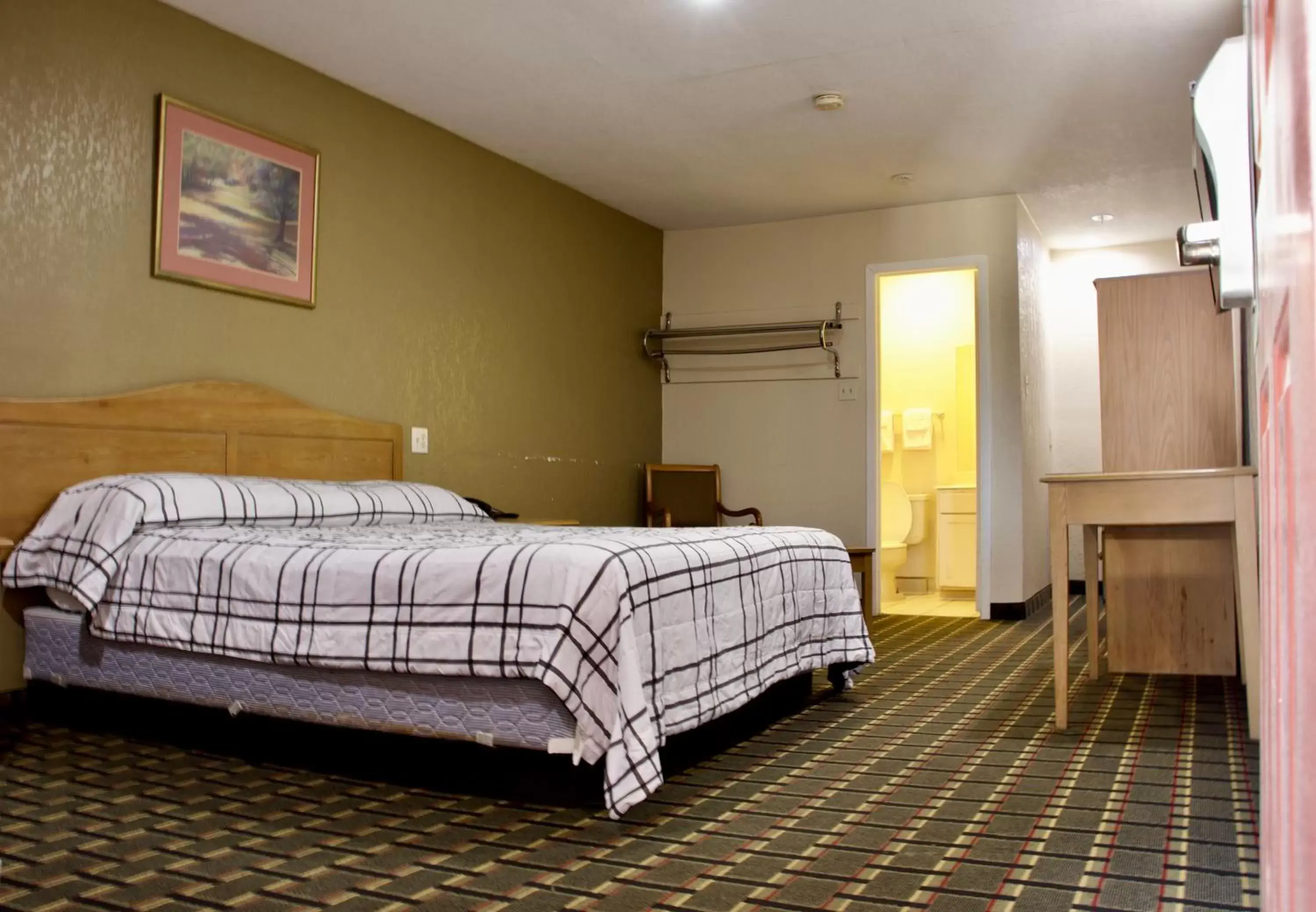 Bed in Executive Inn of Arlington, Near AT&T Stadium