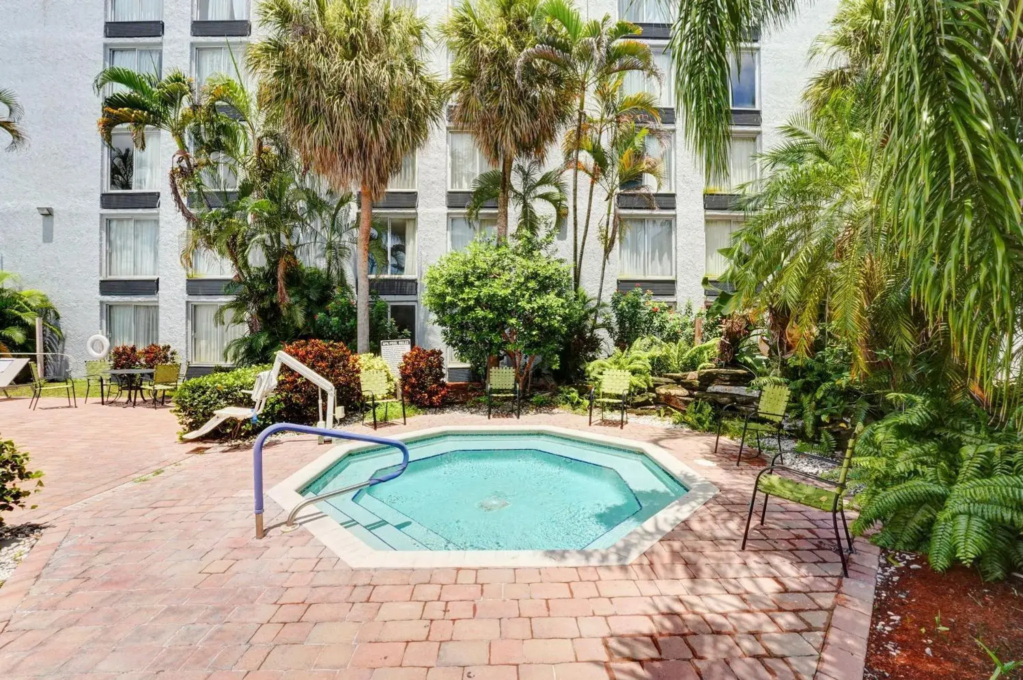 Swimming Pool in Plaza Hotel Fort Lauderdale