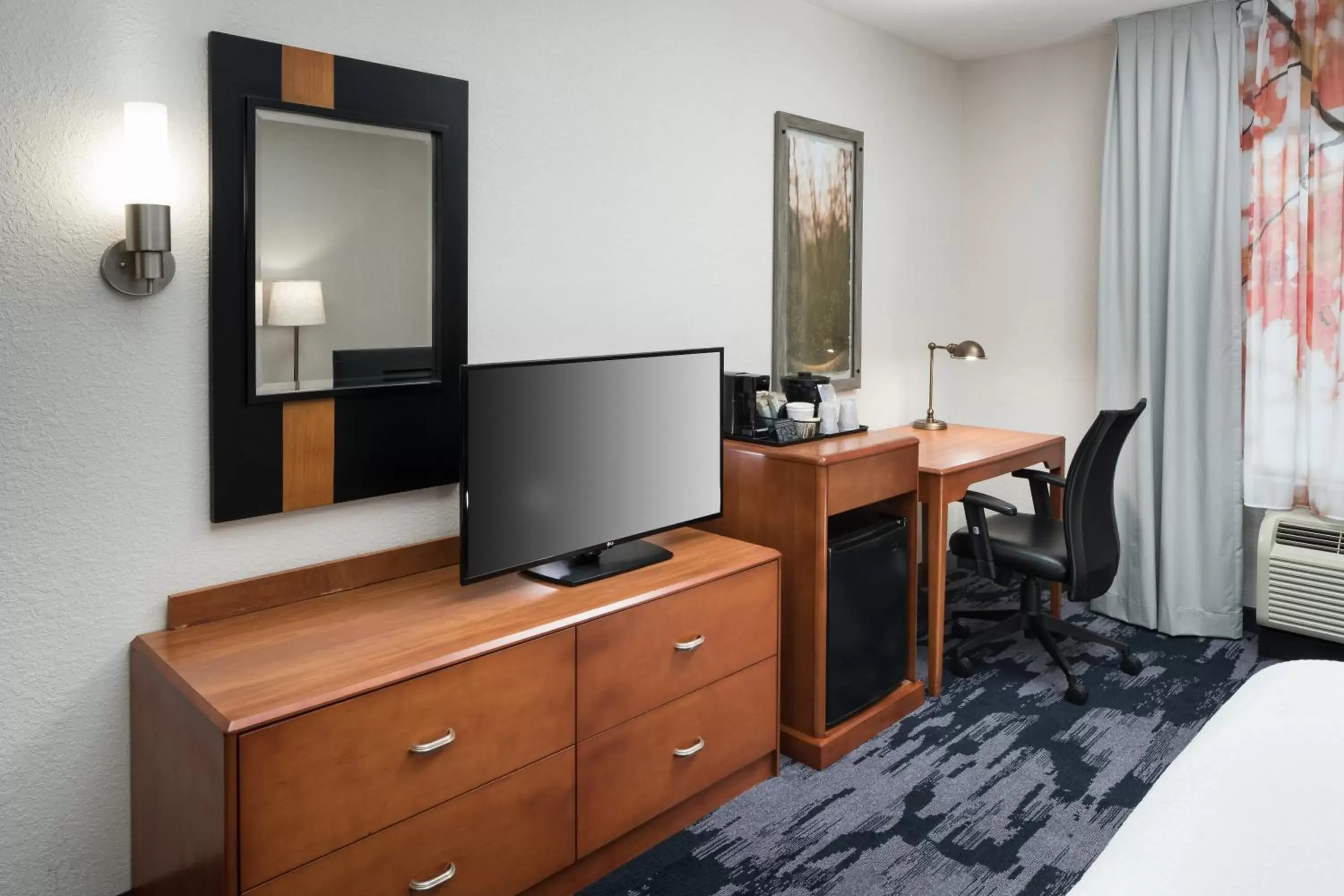 Bedroom, TV/Entertainment Center in Fairfield Inn & Suites Kansas City Overland Park