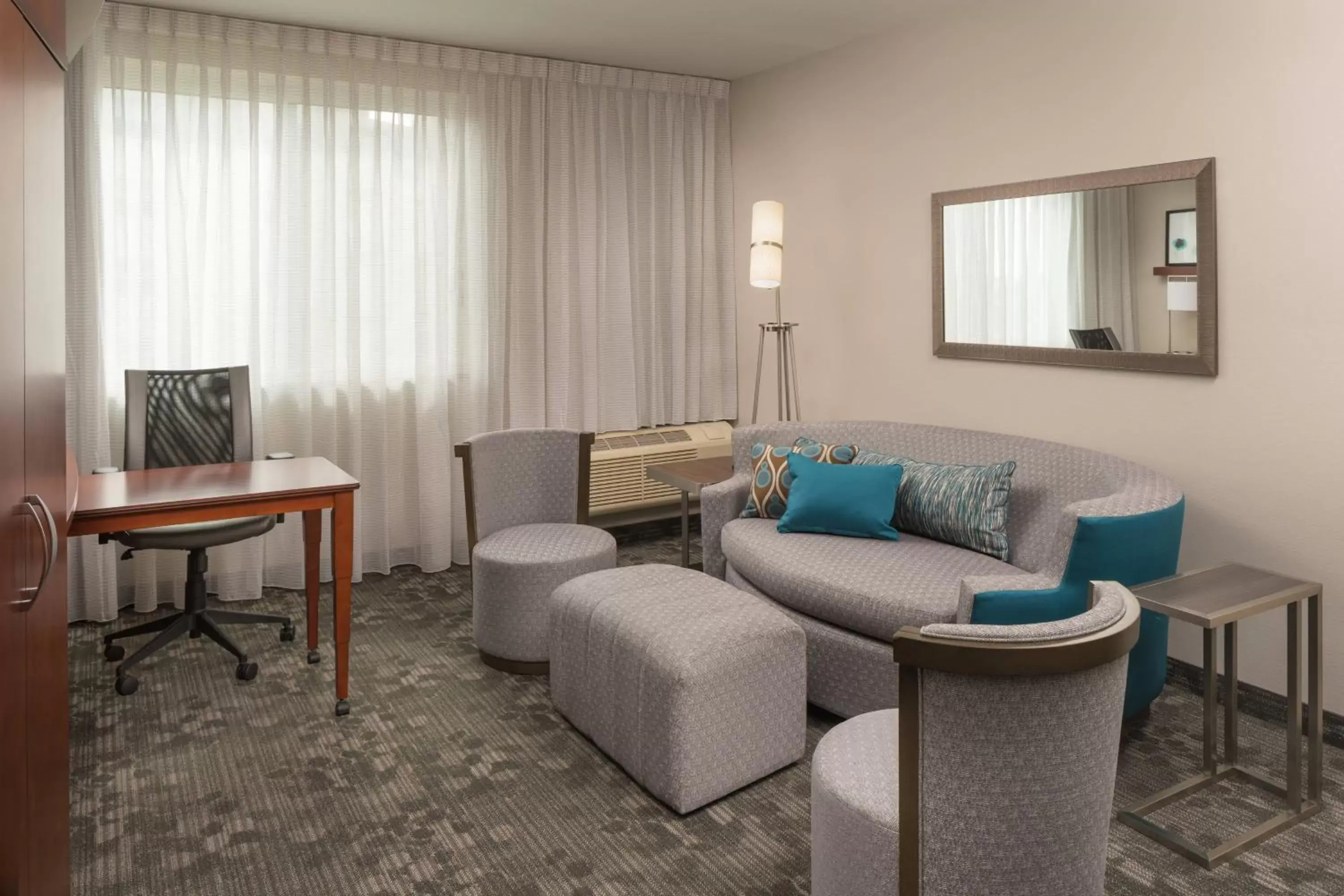 Living room, Seating Area in Courtyard by Marriott Miami West/FL Turnpike