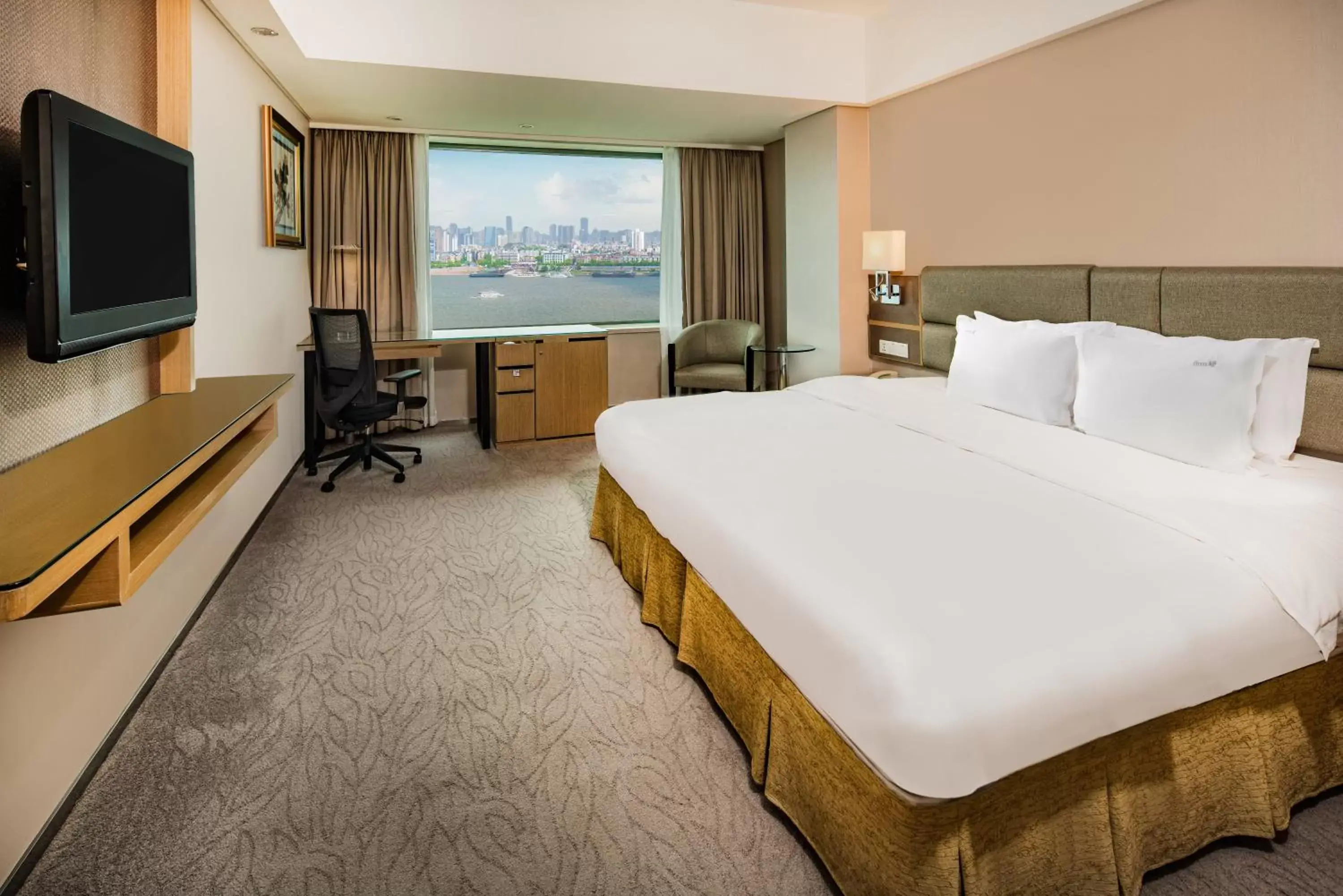 Photo of the whole room in Holiday Inn Wuhan Riverside, an IHG Hotel