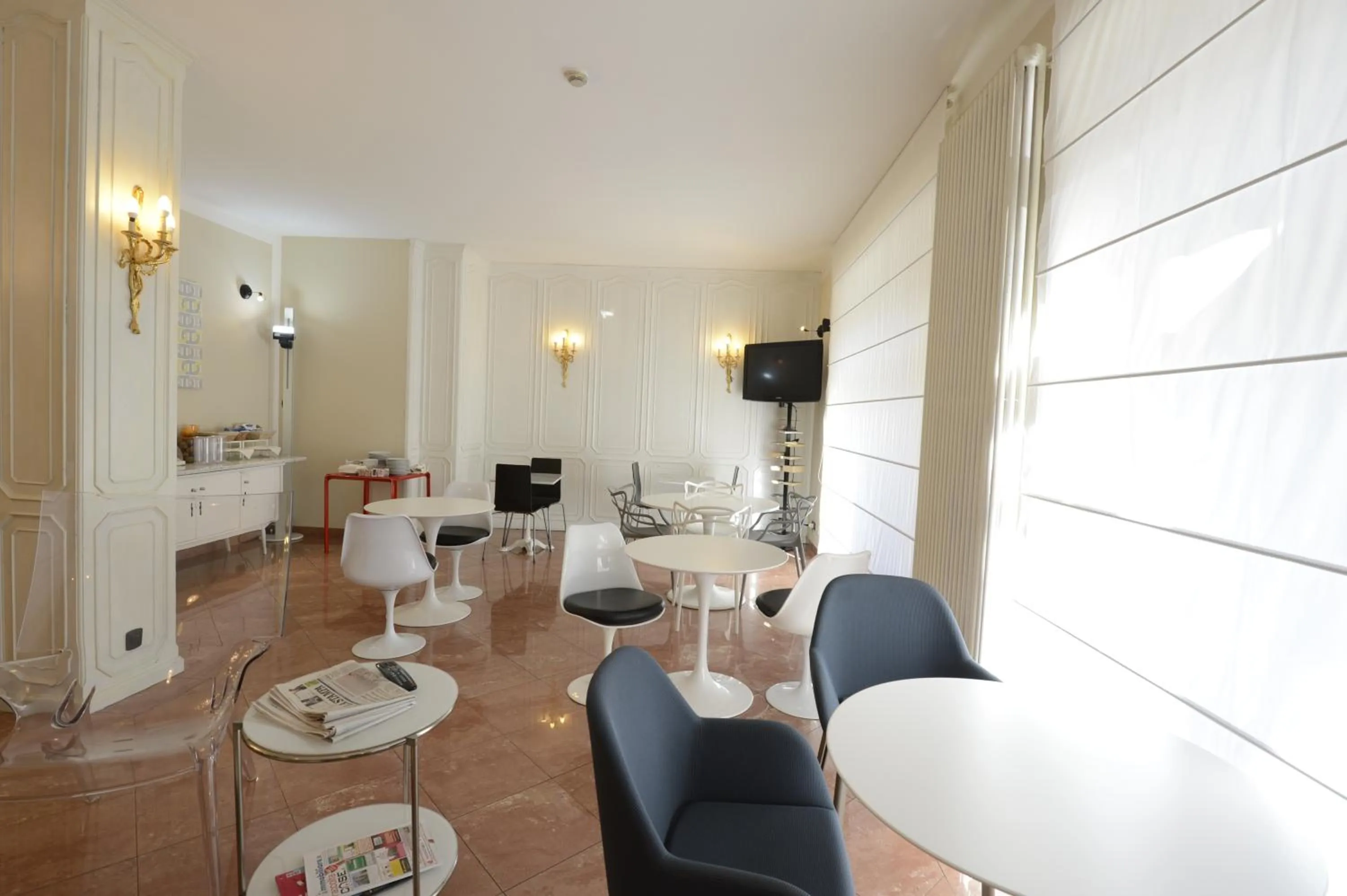 Restaurant/places to eat in Hotel Tourist