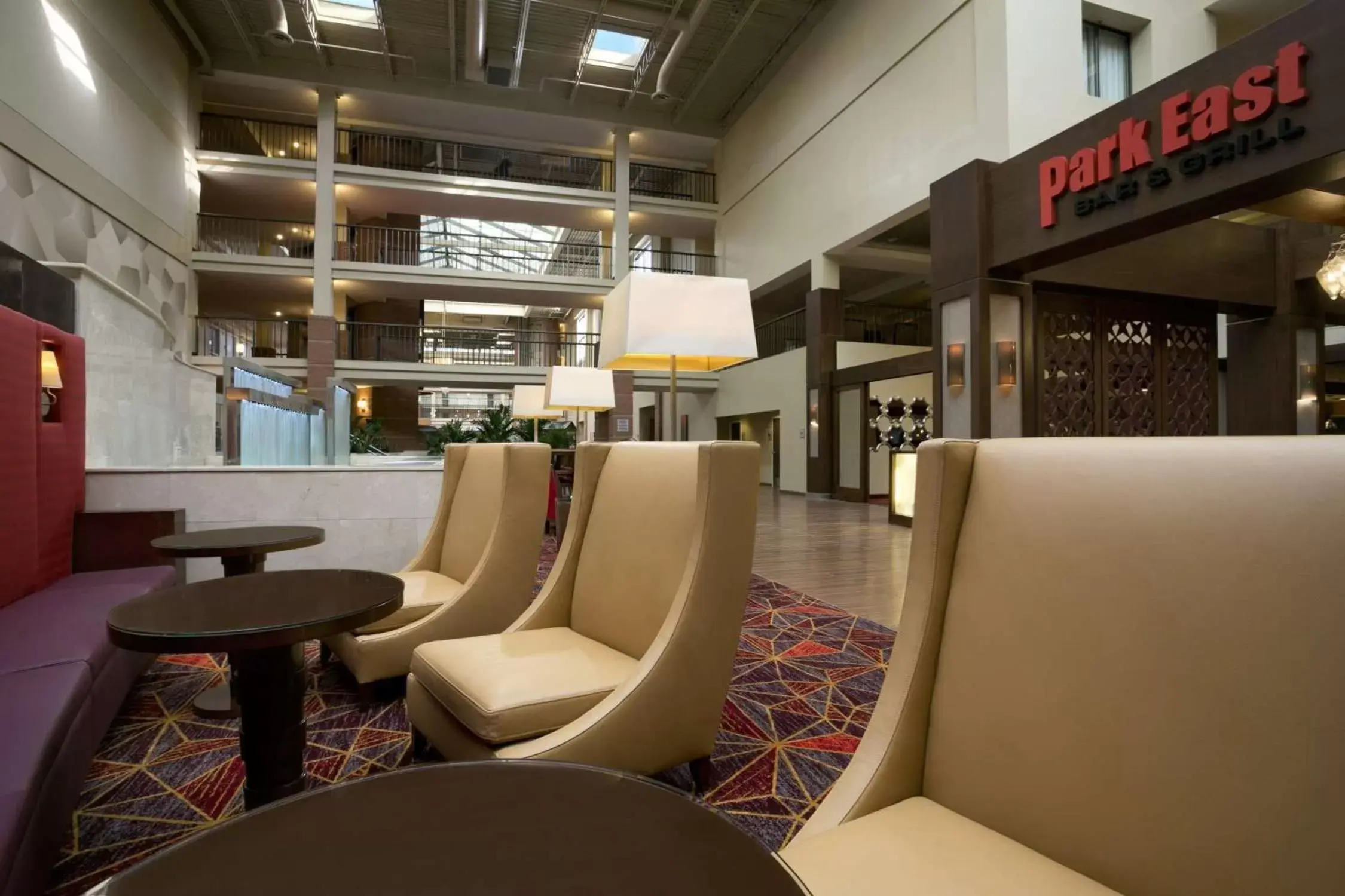 Lobby or reception, Lounge/Bar in Embassy Suites Cleveland - Beachwood