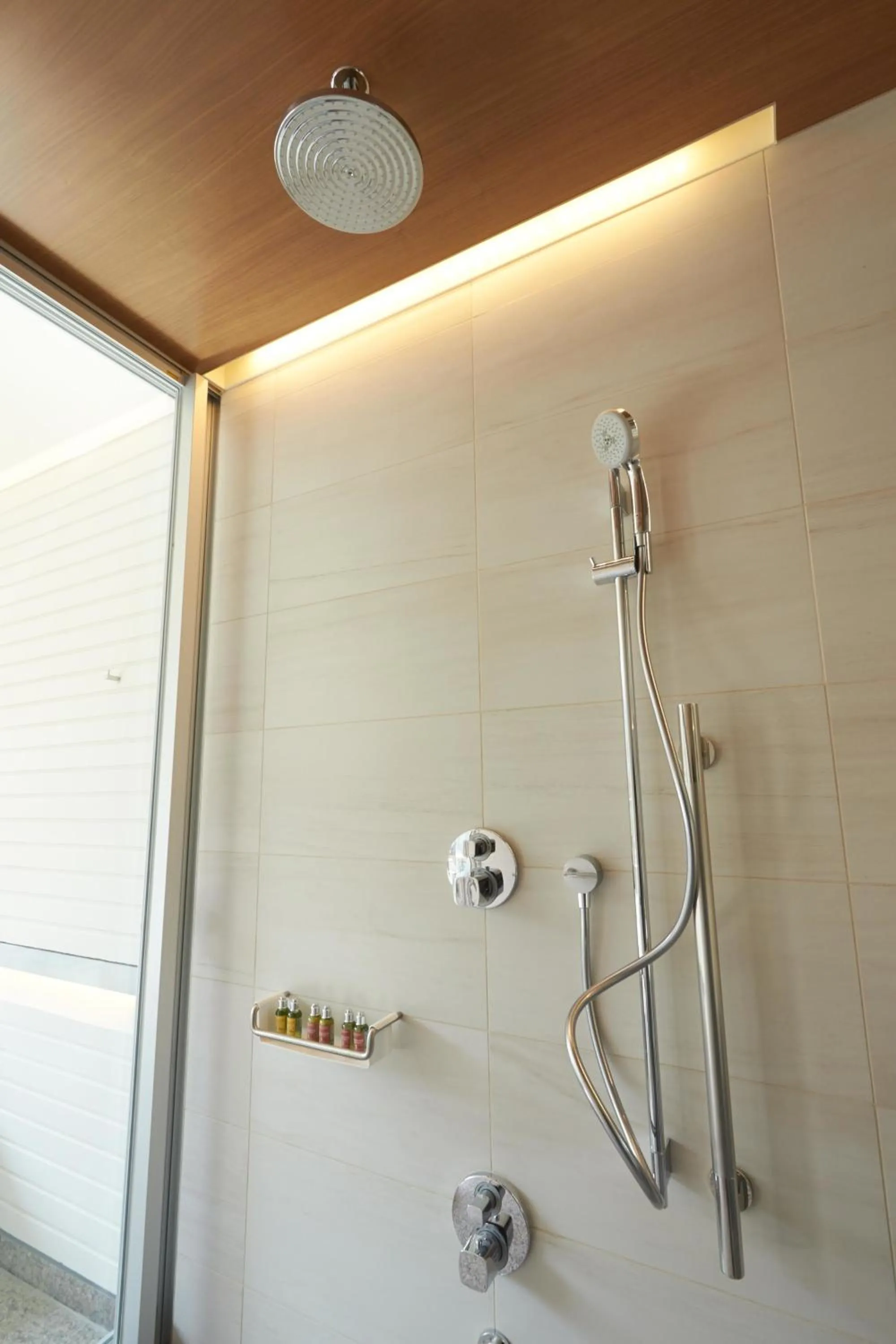 Shower in Hakone Highland Hotel