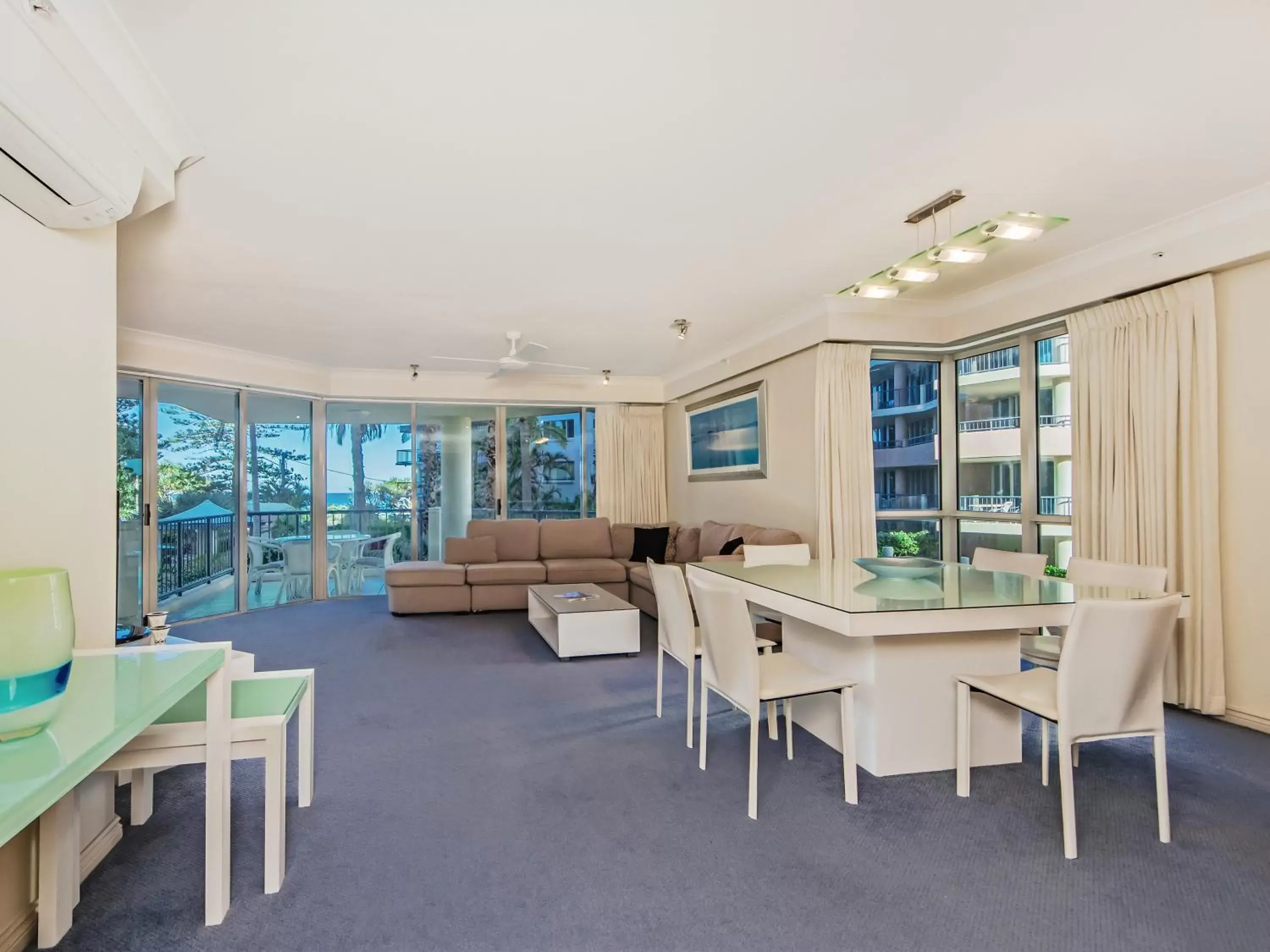 Living room, Restaurant/Places to Eat in Oceana On Broadbeach