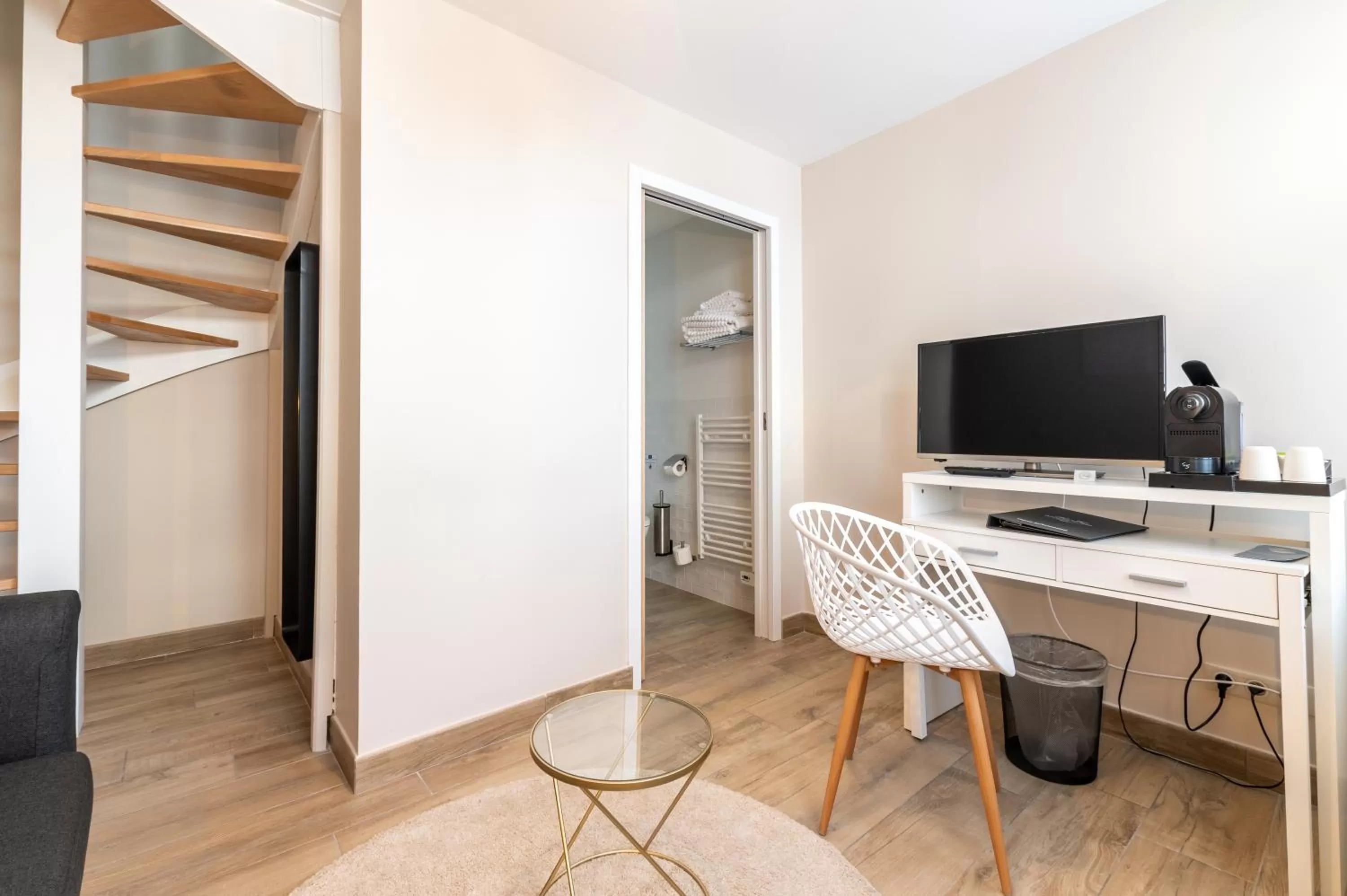 Night, TV/Entertainment Center in Hôtel Échappée en Baie - Parking privé gratuit