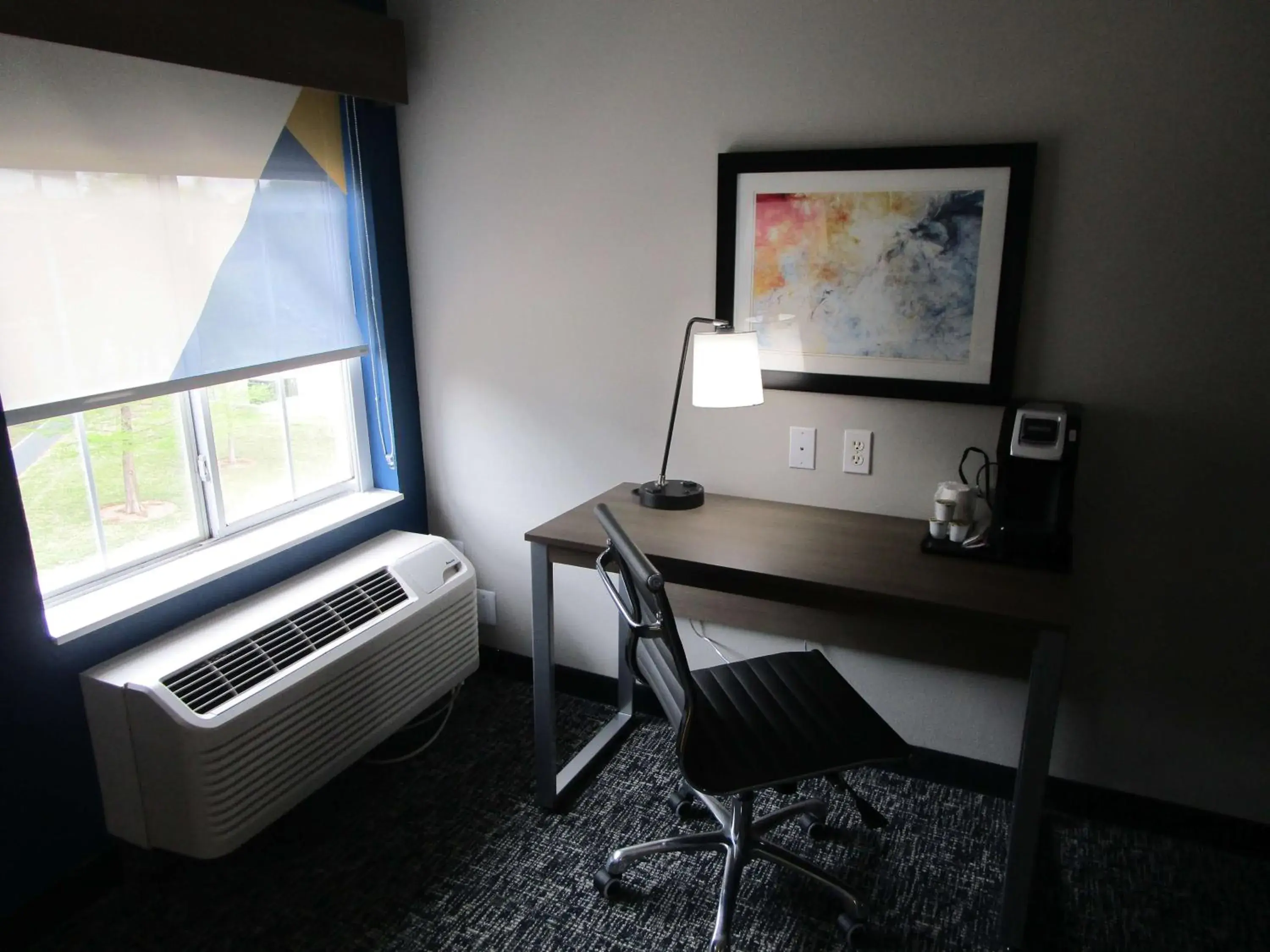 Bedroom, TV/Entertainment Center in Best Western Plus Oklahoma City Northwest Inn & Suites